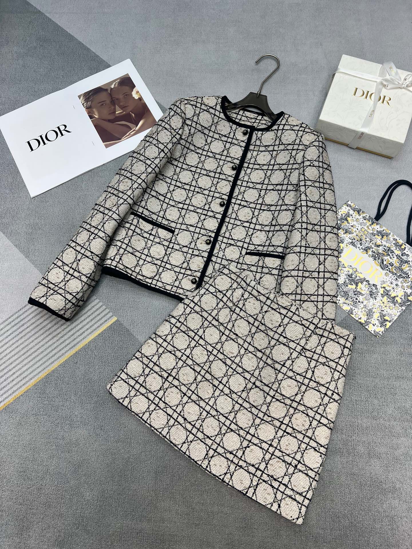 NO:313573,High-quality di*r early spring series Classic series with the latest coarse fabrics Customized three-dimensional weaving in the Yuan version High-quality texture Fully noble Classic retro British plaid (pair-cut sheet) Black webbing edging Three-dimensional buttons Matched with small A-line skirt A set of really high-end visible SML SML skirt 240, skirts, jackets & coats, alexander wang19860909外套半裙高品质di*r 早春系列 经典的系列款搭配上最新的粗纺面料 元版定制的立体编织 高级有质感 立体纹理贵气十足 经典复古英伦格纹（对格裁片） 黑色织带包边 立体纽扣 搭配小A字半裙 一套真的高级看得见 SML SML半裙240,,skirts,jackets & coats,alexander wang,Women's clothing