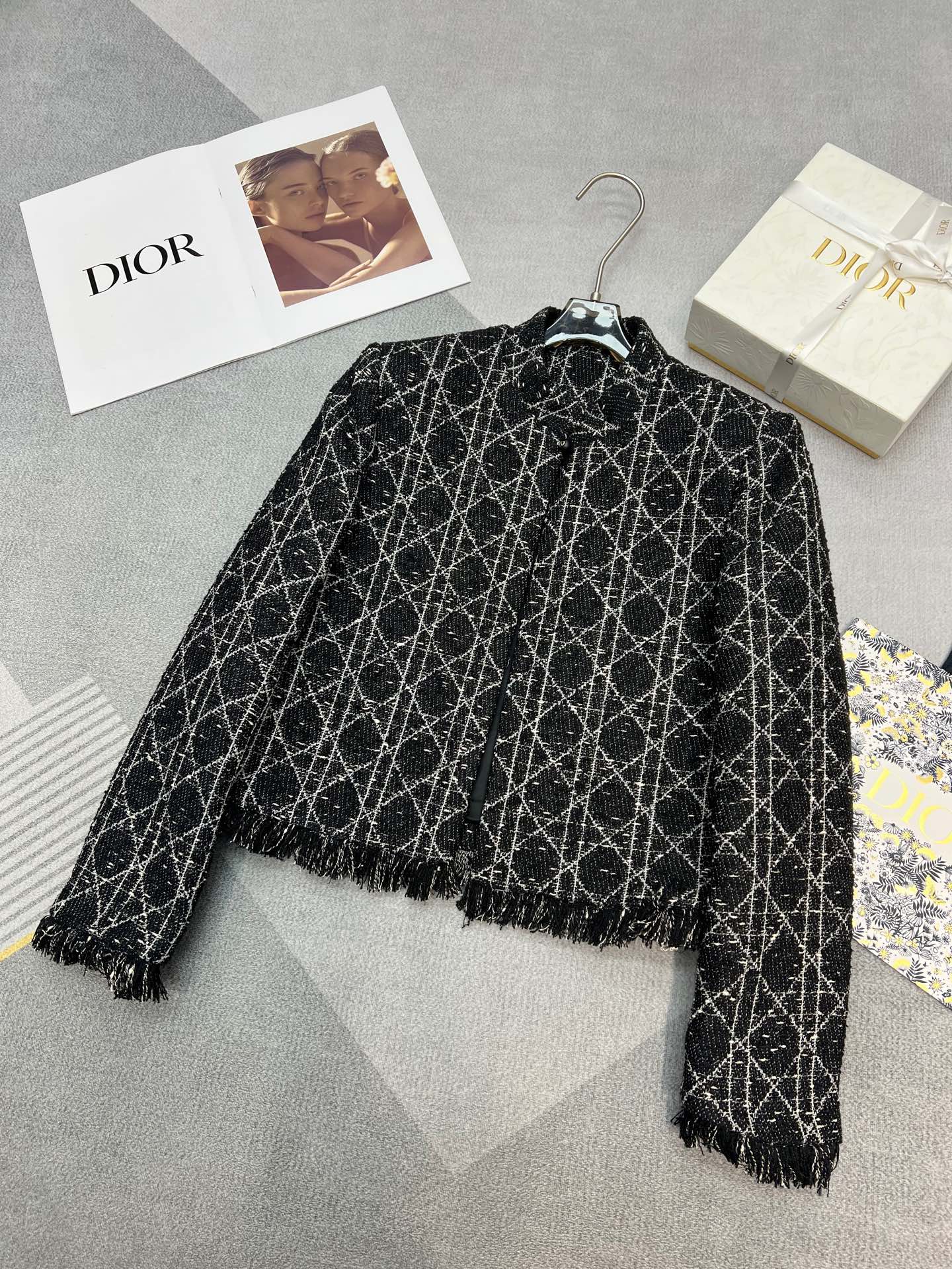 NO:313567,High-quality Di*r early spring series Diamond Diamond small stand-alone jacket Heavy industry products Hand-pulled fringed fringes on the hem and cuffs The upper body is particularly beautiful, smart and elegant, customized fabric Diamond Diamond Diamond Diamond Diamond Diamond Diamond Diamond Diamond Diamond Diamond Diamond Diamond Lai high-end elegant, the style is a non-selectual style cut, which is particularly easy to wear SML, Jackets & coats, alexander wang19860909高品质Di*r早春系列戴妃菱格小立领外套 重工款 下摆和袖口纯手工拔毛流苏边 上身特别好看 灵动优雅 定制的面料 戴妃格纹很耐看 高级优雅 版型属于不挑人的版型剪裁 特别好穿 SML,,jackets & coats,alexander wang,Women's clothing