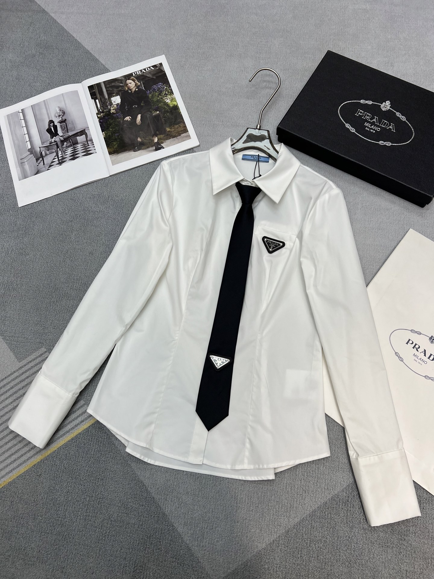 NO:313592,High-quality PRADA 2025 spring and summer new long-sleeved lapel design feel waist-hugging temperament shirt with three rubber brand decoration on the chest and tie white SML, prada, ties, alexander wang19860909高品质PRADA2025春夏新款长袖翻领设计感收腰气质衬衣胸前三胶牌装饰搭配领带白色SML,,prada,ties,alexander wang,Women's clothing