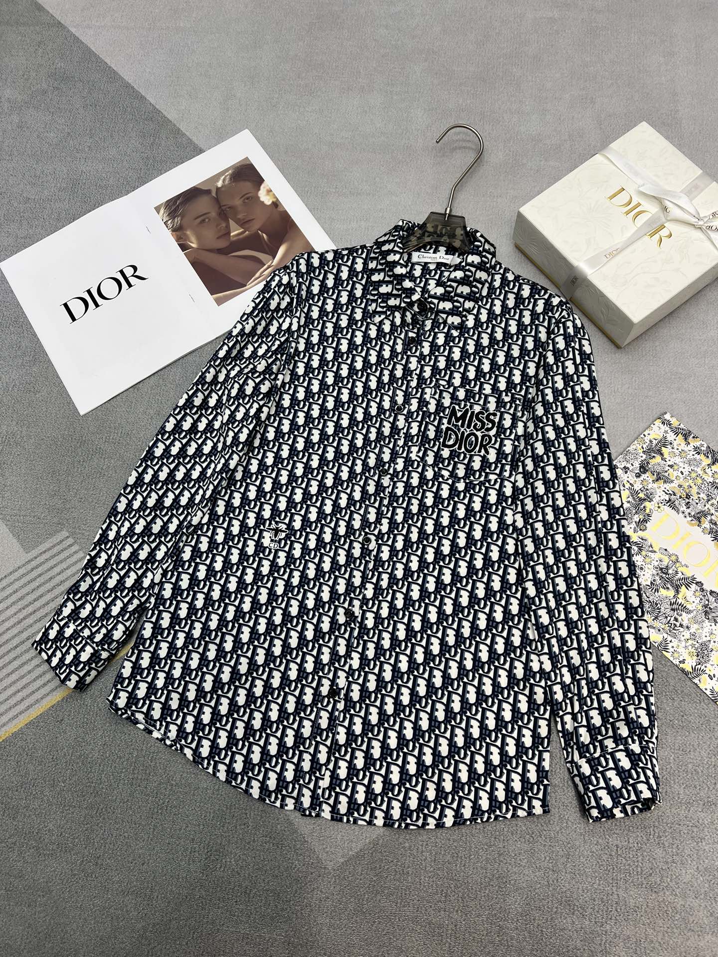 NO:313596,High-quality DIOR2025 spring and summer new style positioning miss printed shirt loose style casual and versatile classic fabric soft comfortable fashion brand temperament monochrome SML, dior, shirts, alexander wang19860909高品质DIOR2025春夏新款定位miss印花衬衫宽松版型休闲百搭经典花色面料柔软舒适时尚大牌气质单色SML,,dior,shirts,alexander wang,Women's clothing