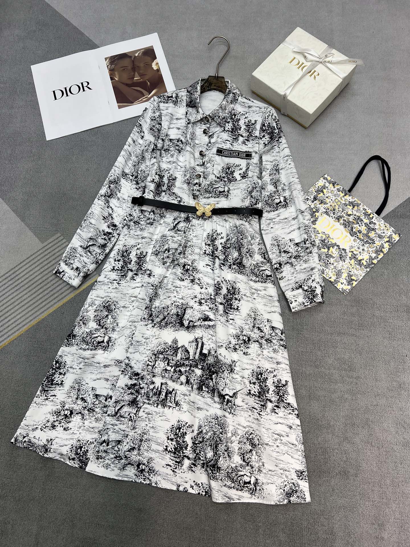 NO:313600,High-quality Dior 2025 spring and summer new ink tower landscape print horse print series chest webbing logo decorative lapel long-sleeved belt shirt dress top body loves ink painting dyed fabric with three-dimensional picture long-sleeved dress top body super slim tone cool white temperament easily create a fashionable style comfortable and easy to wear SML, dior, skirts, shirts, alexander wang19860909高品质Dior2025春夏新款水墨铁塔风景印马儿印花系列胸前织带logo装饰翻领长袖腰带衬衫连衣裙上身太爱了水墨画染面料自带立体感画面长袖连衣裙上身超级显瘦色调清冷显白有气质轻松打造时髦范舒适又好穿SML,,dior,skirts,shirts,alexander wang,Women's clothing