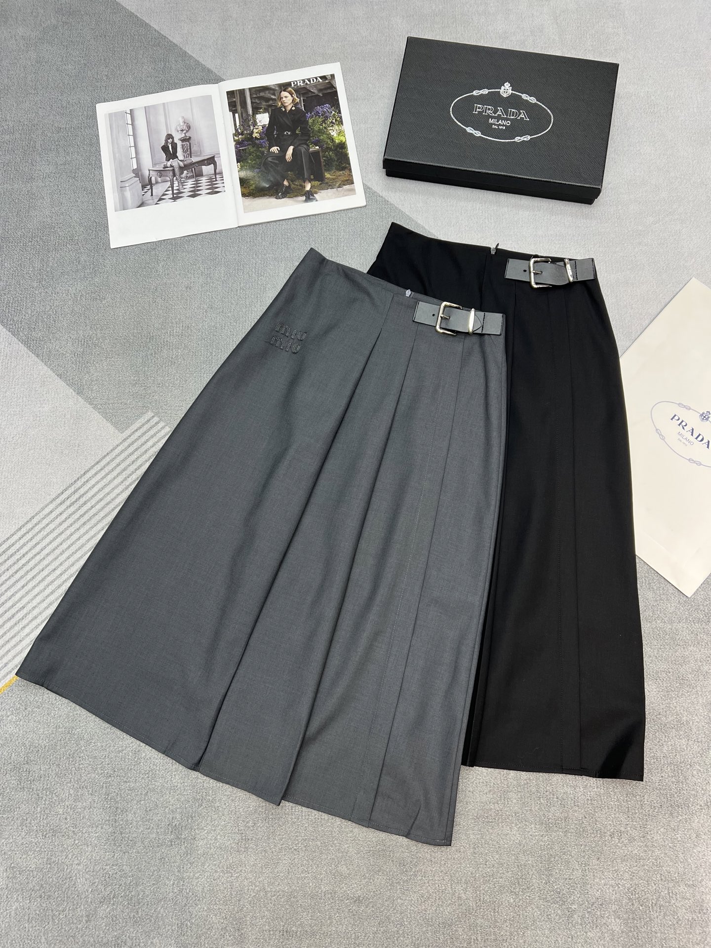 NO:313579,High-quality Miu Miu 2025 spring and summer new skirt skirt A-shaped half-pleated design, embroidered logo highlights classic style, side straps and buckles, 2 colors SML, miumiu, skirts, alexander wang19860909高品质Miu Miu 缪缪2025春夏新款半身裙裙子A字摆半褶皱设计,刺绣徽标彰显经典格调,侧面袢带与搭扣,2色SML,,miumiu,skirts,alexander wang,Women's clothing
