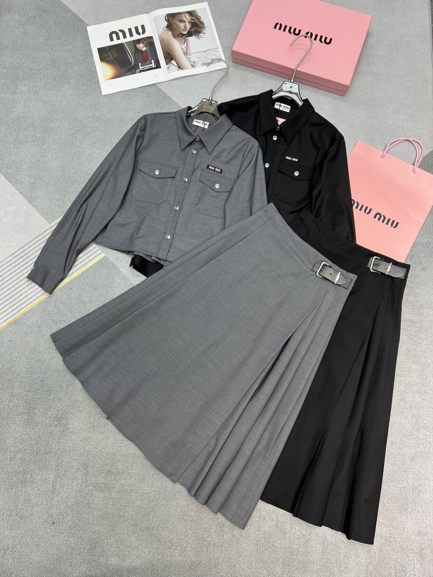 NO:313568,High-quality Miu Miu 2025 spring and summer new suit, lapel shirt tolerant style, pleated skirt one-piece design without picking up on body shape, the whole set is fashionable and atmospheric, 2 colors, miumiu, skirts, alexander wang19860909高品质Miu Miu 缪缪2025春夏新款套装,翻领衬衣宽容的版型,压褶半身裙子一片式设计不挑身材穿,整套时尚大气,2色,,miumiu,skirts,alexander wang,Women's clothing