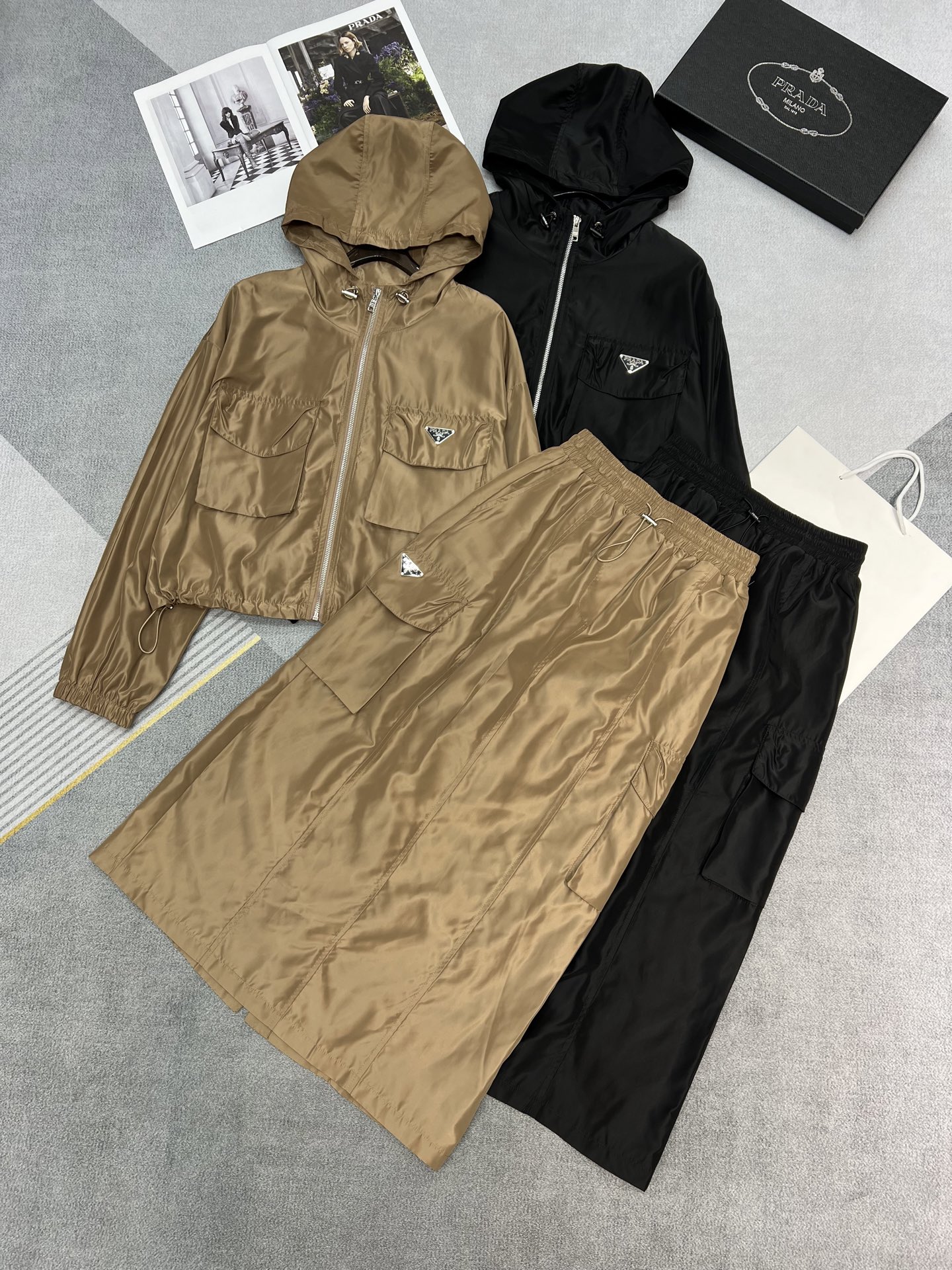 NO:313574,High-quality Prada/Prada 2025 spring and summer new work suit, hooded zipper top nail triangle logo, adjustable elastic design under the clothes, elastic waist work skirt, casual and fashionable style,,,prada,prada,skirts,hats,alexander wang19860909高品质Prada/普拉达2025春夏新款工装套装,连帽拉链短上衣钉三角标徽标,衣下可调节松紧设计,松紧腰工装半身裙,休闲时尚风,,,prada,prada,skirts,hats,alexander wang,Women's clothing
