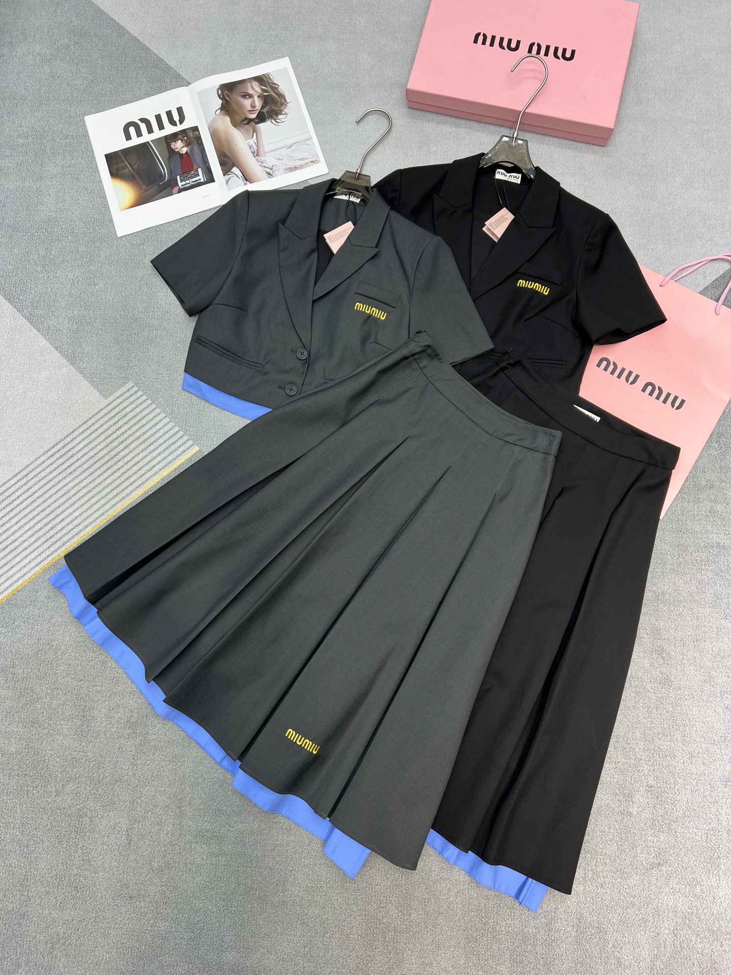 NO:313588,High-quality Miu Mi*25SS spring and summer new set/short lapel top   high waist pleated skirt/breast embroidery LOGO/split fake two-piece design/customized suit fabric soft and comfortable/stylish high-end and atmospheric/must-have for age-reducing white wardrobe/black gray/SML,,miumiu,skirts,business suit,alexander wang19860909高品质Miu Mi*25SS春夏新款套装/短款翻领上衣 高腰压褶半身裙/胸前刺绣LOGO/拼接假两件设计/定制西装面料手感柔软舒适/时尚高端大气/减龄白搭衣橱必备/黑色 灰色/SML,,miumiu,skirts,business suit,alexander wang,Women's clothing