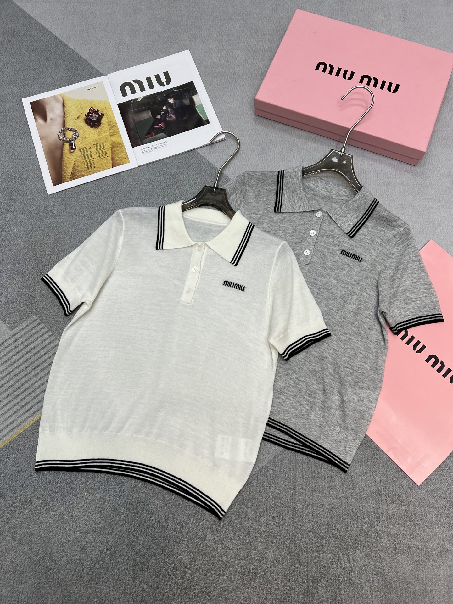 NO:313593,Miuniu2025 spring and summer new model 16-pin ultra-fine thin lapel half-sleeved wool version white gray SML, miumiu, alexander wang19860909miuniu2025春夏新款 16针超细薄款翻领半袖 羊毛版本 白色灰色 SML,,miumiu,alexander wang,Women's clothing