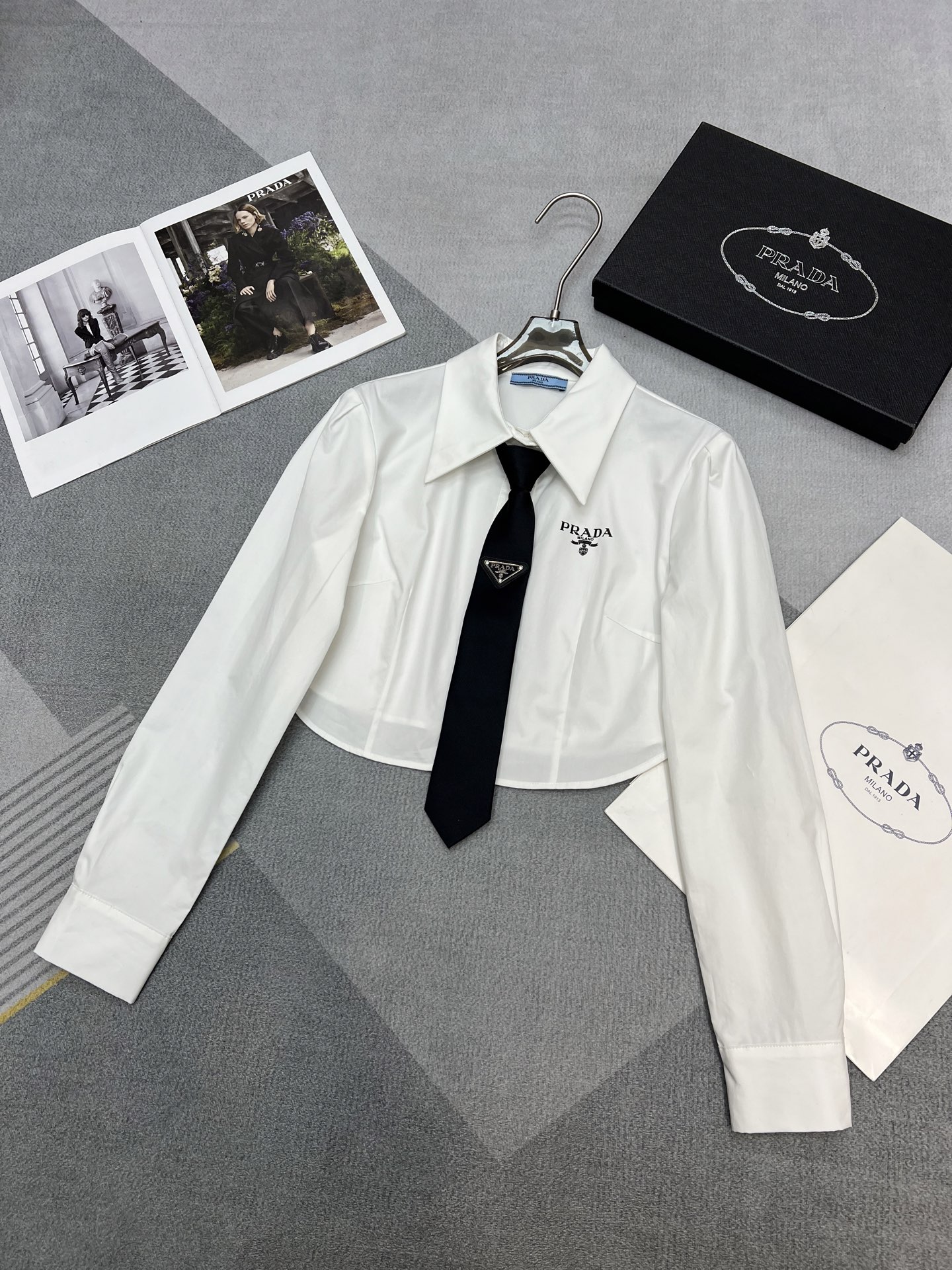 NO:313595,High-quality PRADA2025 spring and summer new simple design sense casual versatile long-sleeved short tie shirt chest pocket classic printed pattern white SM, prada,shirts,ties,alexander wang19860909高品质PRADA2025春夏新简约设计感休闲百搭长袖短款领带衬衫胸前口袋经典印花图案白色SM,,prada,shirts,ties,alexander wang,Women's clothing