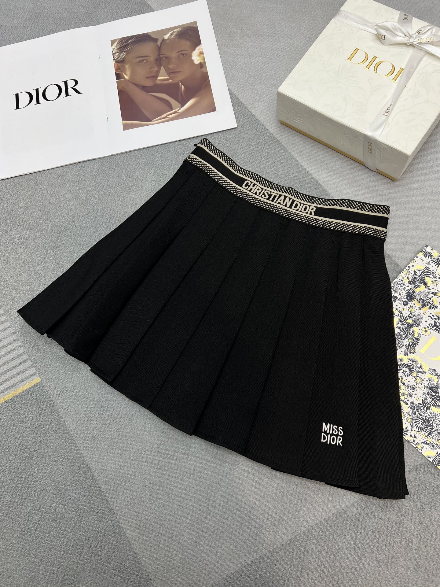 NO:313599,High-quality Dior2025 spring and summer new pleated skirt fashionable classic versatile skirt corner Miss embroidered logo decoration black SML2, dior, skirts, alexander wang19860909高品质Dior2025春夏新款百褶小半裙时尚经典百搭裙角Miss绣花logo装饰黑色SML2,,dior,skirts,alexander wang,Women's clothing