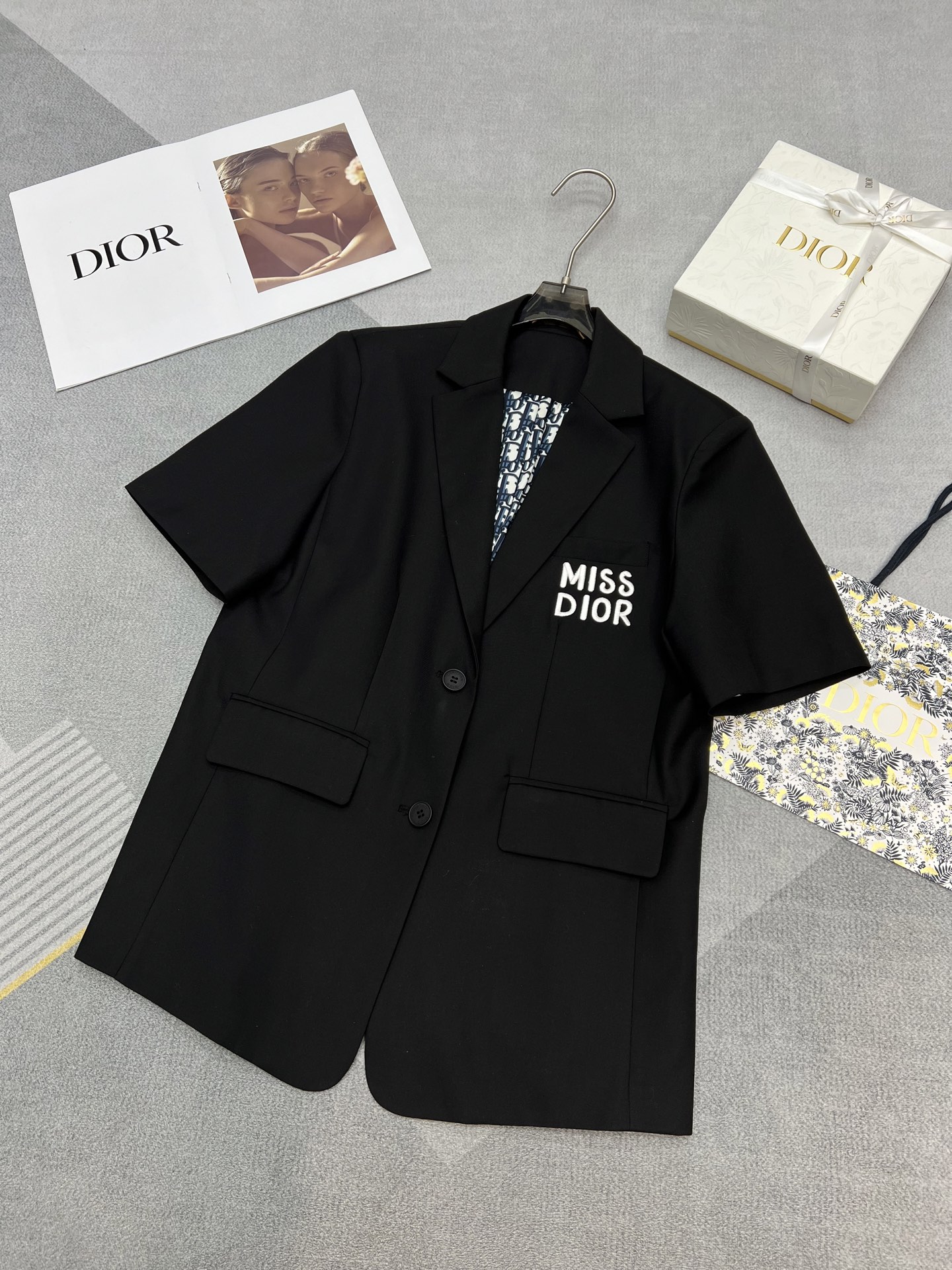 NO:313603,High-quality DIOR2025 spring and summer new short-sleeved blazer chest missDior letter embroidered print lodo lining custom button loose casual versatile black SML, dior, jackets & coats, T-shirt, business suit, alexander wang19860909高品质DIOR2025春夏新款短袖西装外套胸前missDior字母绣花印花lodo里布定制钮扣宽松休闲百搭黑色SML,,dior,jackets & coats,T-shirt,business suit,alexander wang,Women's clothing