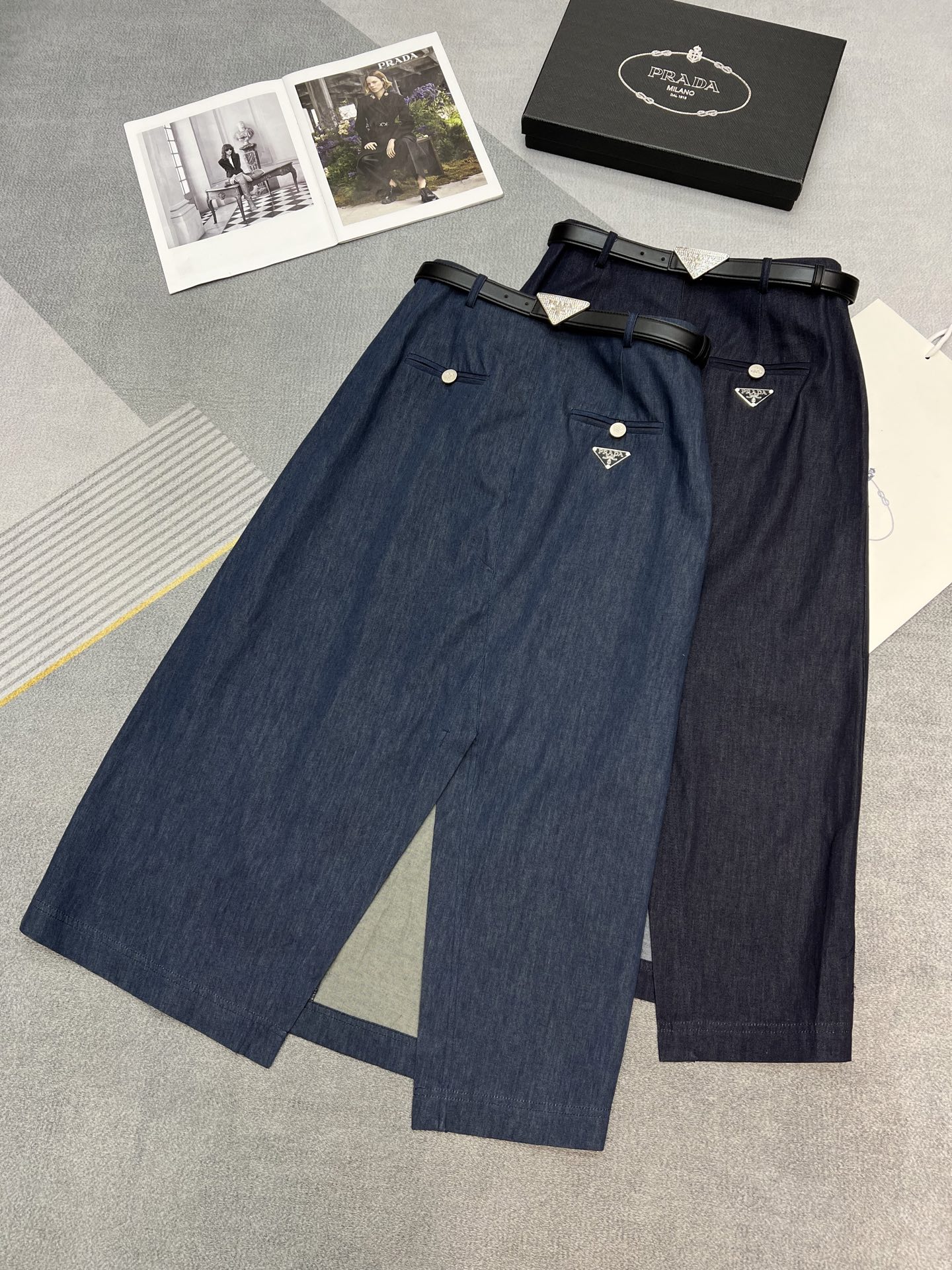 NO:313613,High-quality PRADA Prada 2025 spring and summer new denim skirt, irregular slit front design to modify the leg lines, matched with exquisite belt buckles, fashionable and fashionable, washing process fabric color is more advanced, the fabric is soft and delicate, 2 colors SML, prada, prada, skirts, alexander wang19860909高品质PRADA 普拉达2025春夏新款牛仔半身裙,前面设计不规则开叉穿着更加修饰腿部线条,搭配精致皮带扣时髦洋气,洗水工艺面料颜色更加高级,面料柔软细腻,2色SML,,prada,prada,skirts,alexander wang,Women's clothing