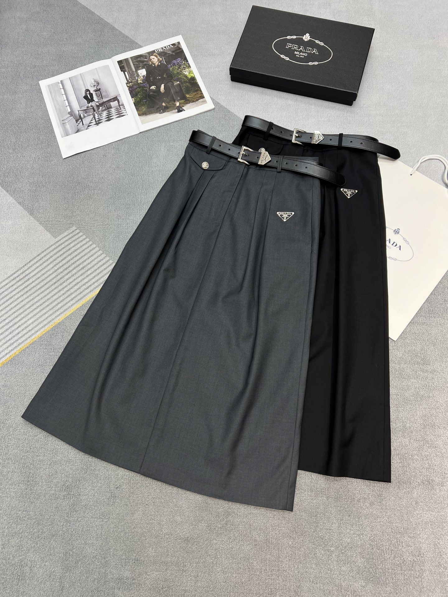 NO:313625,High-quality PRADA Prada 2025 spring and summer new skirt, A-shaped pleated design with leather belt, super slim effect, nail triangle high-end and atmospheric, fabric comfortable and textured, 2 colors SML, prada, prada, skirts, alexander wang19860909高品质PRADA 普拉达2025春夏新款半身裙,A字摆版型褶皱设计配皮腰带上身效果超级显瘦,钉三角标高端大气,面料舒适有质感,2色SML,,prada,prada,skirts,alexander wang,Women's clothing