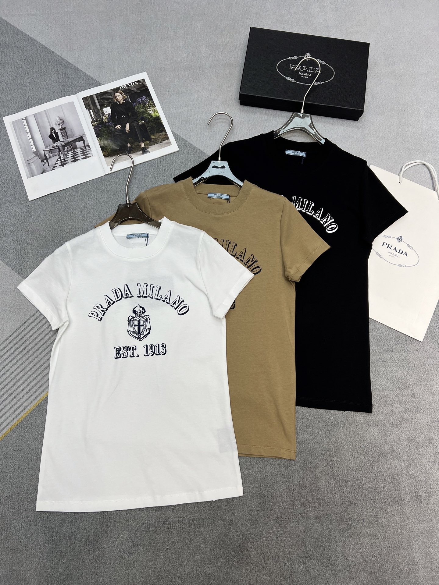 NO:314362,Prada wash grinding short sleeves Black and white card color SML, prada, T-shirt, alexander wang19860909Prada洗水磨边短袖 黑色 白色 卡色SML,,prada,T-shirt,alexander wang,Women's clothing