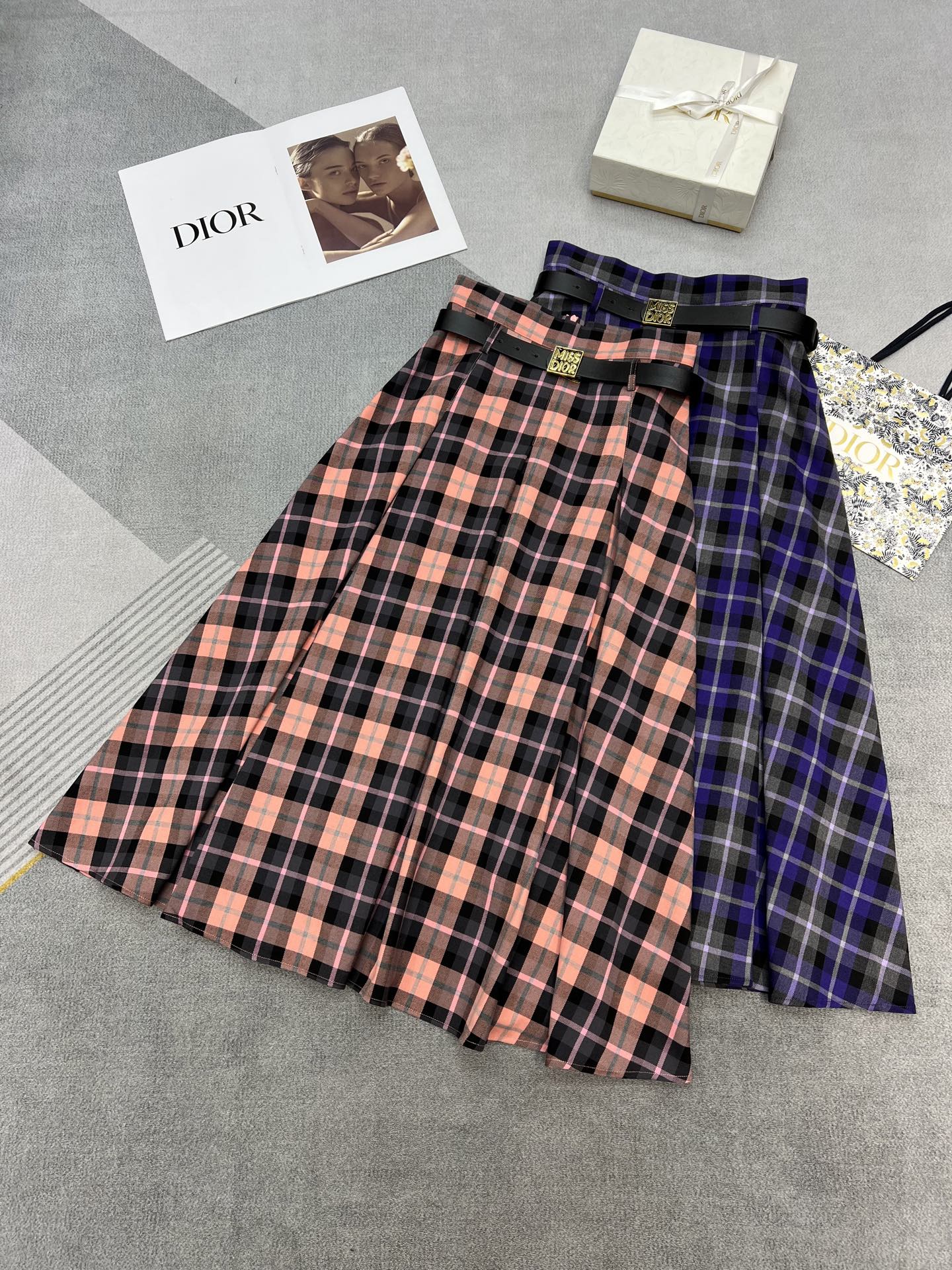 NO:314369,High-quality Dio*/25SS spring and summer new style, plaid pleated long skirt, high waist slim fit, oversized skirt design, matched with logo belt, custom fabric, fashionable and versatile style, fine workmanship, two colors, three codes, SML, dior, skirts, alexander wang19860909高品质Dio*/25SS春夏新款 格子压褶长半裙 高腰显瘦版型 超大裙摆设计 搭配Logo腰带 定制面料 时尚百搭款 做工精细 两色三码SML,,dior,skirts,alexander wang,Women's clothing