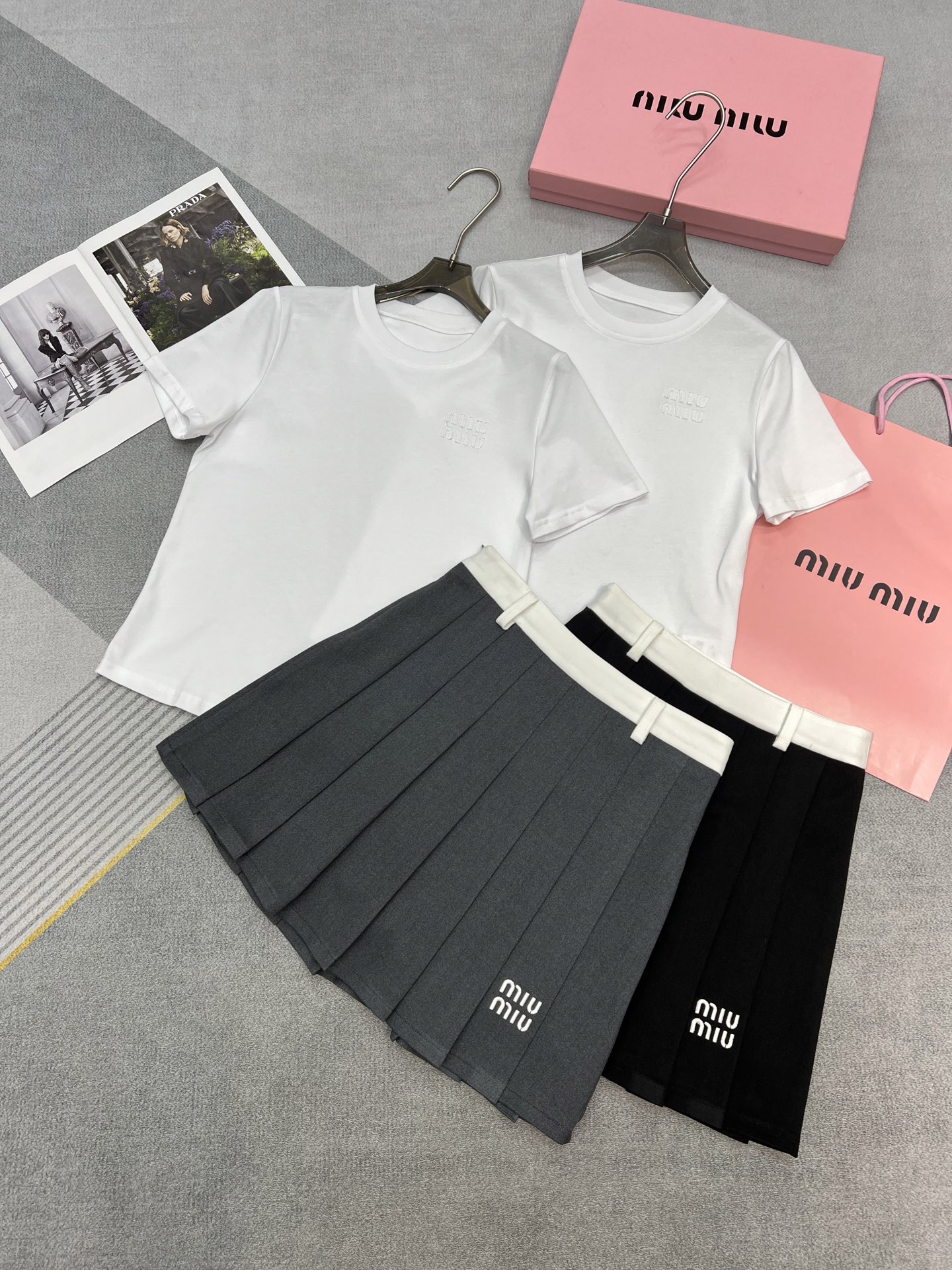 NO:314358,High-quality MiuMi*2025 summer suit round neck short sleeve pleated short skirt chest letter patch decorative waist color block decoration side logo embroidery design daily versatile basic age reduction, miumiu, skirts, T-shirt, alexander wang19860909高品质MiuMi*2025夏季套装圆领短袖压褶短裙胸前字母贴布装饰腰头拼色装饰侧边logo刺绣设计日常百搭款基础减龄,,miumiu,skirts,T-shirt,alexander wang,Women's clothing