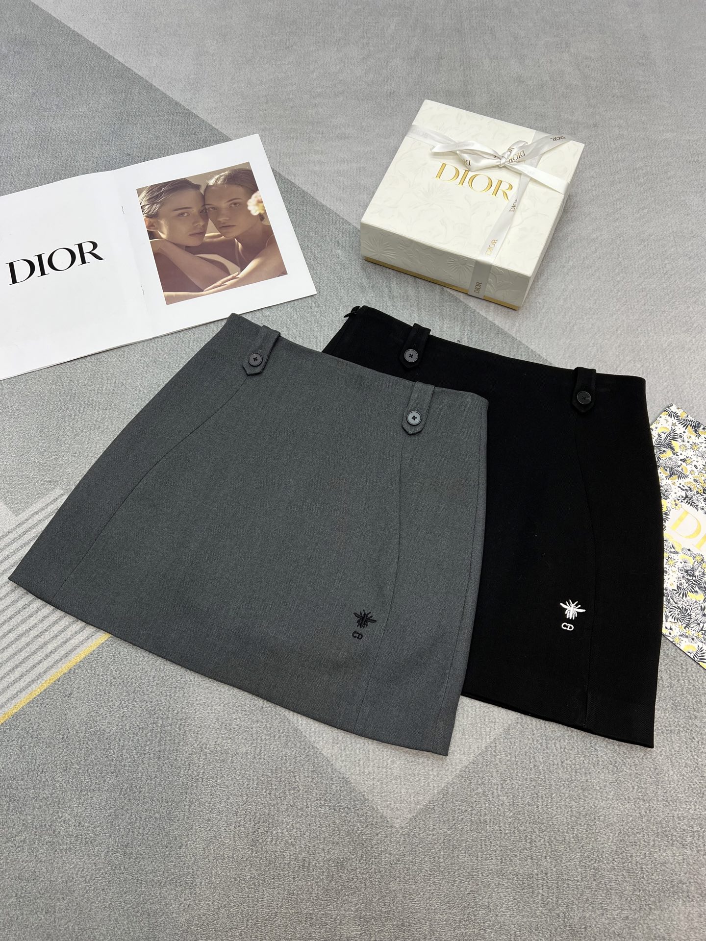 NO:314355,High-quality Dio*2025 summer new short hip-pack skirt high-end sense simple temperament short skirt waist double button design is very unique inner anti-exposure lining left bee embroidery decoration style simple atmospheric daily versatile two-color SML, dior, skirts, alexander wang19860909高品质Dio*2025夏季新款短款包臀短裙高级感简约气质短裙腰头双扣设计非常别致内里防走光里衬左侧小蜜蜂刺绣装饰版型简约大气日常百搭两色SML,,dior,skirts,alexander wang,Women's clothing