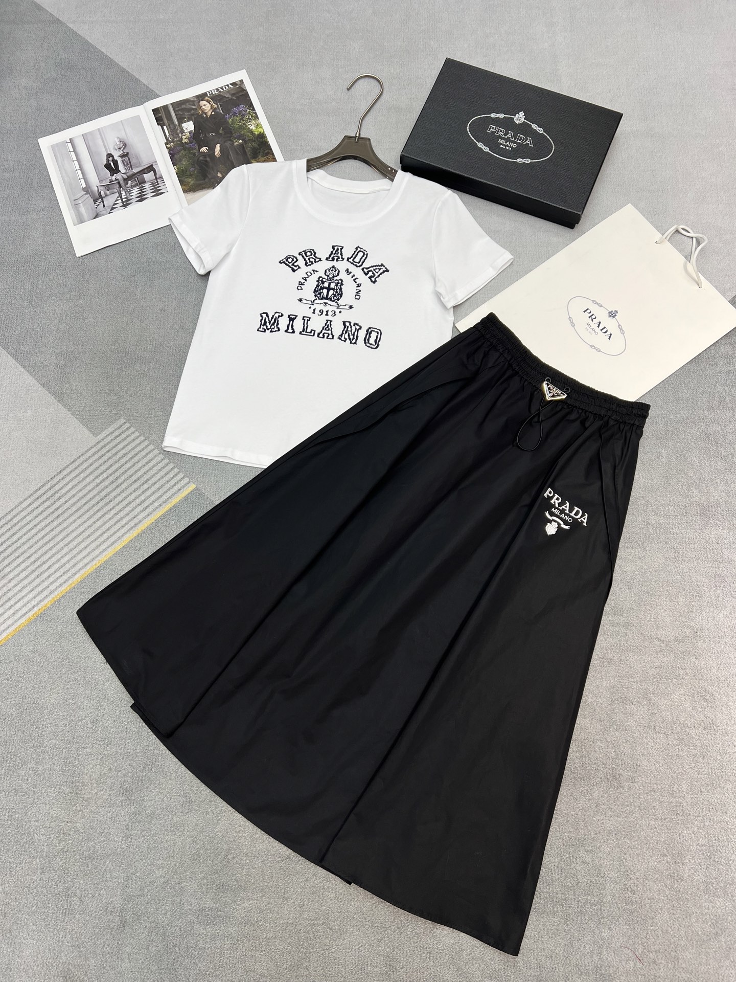 NO:314345,High-quality Prad*2025 summer new suit round neck short sleeve long umbrella skirt top letter printing decorative skirt elastic waist drawstring classic triangle logo paired with left logo letter embroidery decorative style slimming tolerance large monochrome SML, prada, skirts, T-shirt, alexander wang19860909高品质Prad*2025夏季新款套装圆领短袖长款伞裙上衣字母印花装饰半裙松紧腰头抽绳经典三角标搭配左侧logo字母刺绣装饰版型显瘦包容度大单色SML,,prada,skirts,T-shirt,alexander wang,Women's clothing