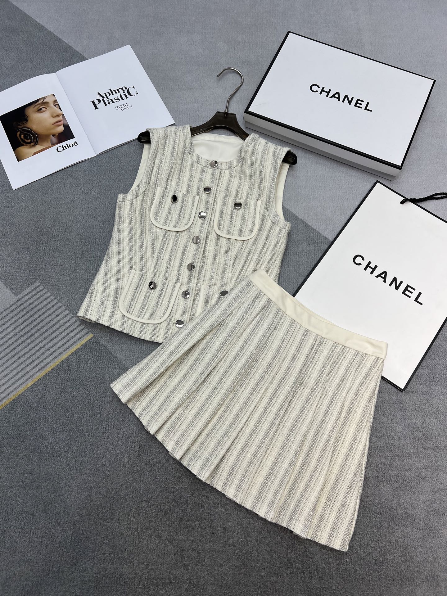 NO:314341,High-quality Miumi*2025 summer new suit sleeveless vest jacket pleated short skirt French elegant temperament small fragrance style thick floral wool fabric with silver buttons embellishment fresh color is an essential element in spring and summer. The whole set is light and luxurious. Monochrome SML, miumiu, skirts, jackets & coats, alexander wang19860909高品质Miumi*2025夏季新款套装无袖马甲外套压褶短裙法式优雅气质小香风粗花毛呢面料搭配银色钮扣点缀颜色清新是春夏必不可少的元素整套轻奢感十足单色SML,,miumiu,skirts,jackets & coats,alexander wang,Women's clothing