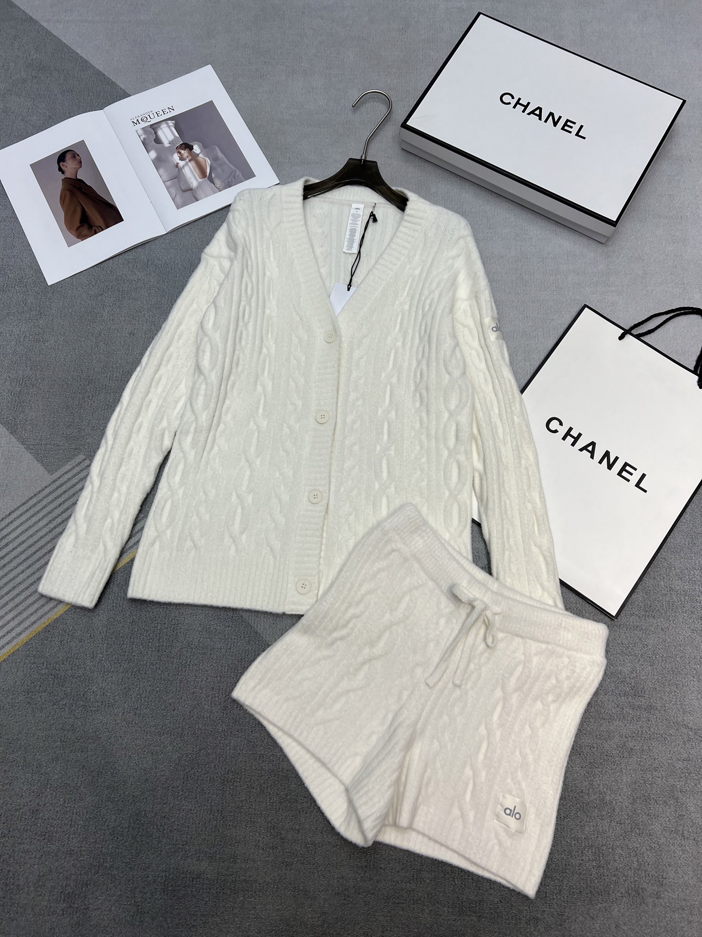 NO:315015,High-quality alo yoga early spring series The fashionable yoga brand that is popular in North America Kendoll/kelly is popular outfits. Many Ins bloggers have alo to wear. Keep up with the pace of fashion. A set of soft and glutinous twist sweater suit. White is really suitable for spring looks. A set of closed eyes. SML cardigan 260SML shorts, shorts, sweaters, alexander wang19860909高品质alo yoga 早春系列 火遍北美的时尚瑜伽品牌 kendoll/kelly带火的穿搭 超多ins博主都有穿搭的alo 跟上时尚的脚步 一套软糯麻花毛衣套装 白色真的太适合如春look 一套闭眼入吧 SML开衫260SML短裤,,shorts,sweaters,alexander wang,Women's clothing