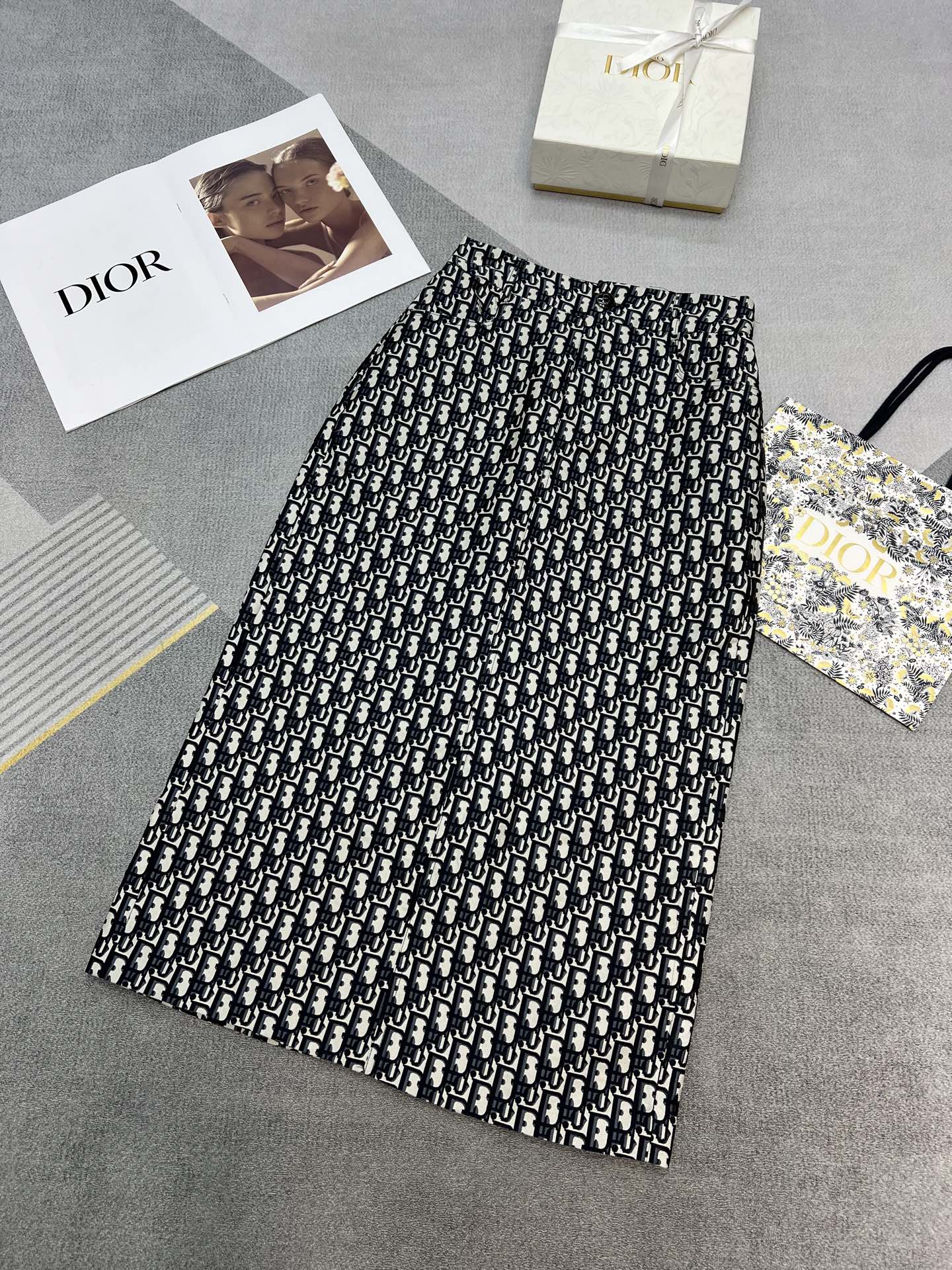 NO:315747,High-quality DIOR2025 spring and summer new classic presbyterian jacquard skirt with back waist elastic jacquard logo rubber custom button pocket Miss embroidered logo rear slit design monochrome SM, dior, skirts, alexander wang19860909高品质DIOR2025春夏新款经典老花提花半裙后腰弹力提花logo橡筋定制纽扣口袋Miss刺绣logo后开衩设计单色SM,,dior,skirts,alexander wang,Women's clothing