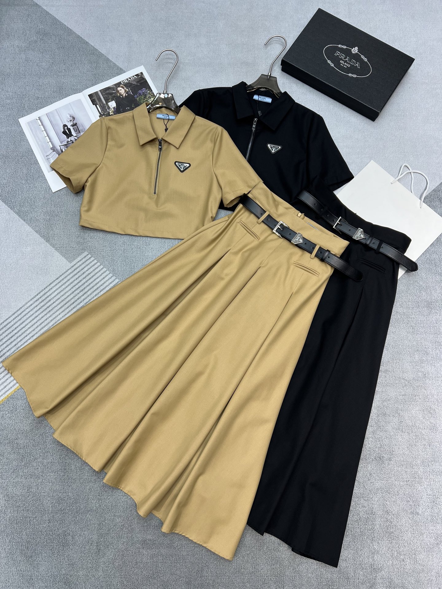NO:316304,High-quality PRAD*2025 spring and summer new set/Lapel front zipper top   high-waist pleated skirt set/high-waist slimming top style is super good-looking/classic triangle brand logo decoration/match logo belt/the side of the top is invisible zipper for easy on and off/exquisite and fashionable style/black gray/SM L,,prada, skirts,alexander wang19860909高品质PRAD*2025春夏新款套装/翻领前拉链上衣 高腰压褶半身裙套装/高腰显瘦版型上身超级好看/经典三角牌logo装饰/搭配 logo腰带/上衣侧边有隐形拉链方便穿脱/精致时髦款／黑色 灰色/SM L,,prada,skirts,alexander wang,Women's clothing