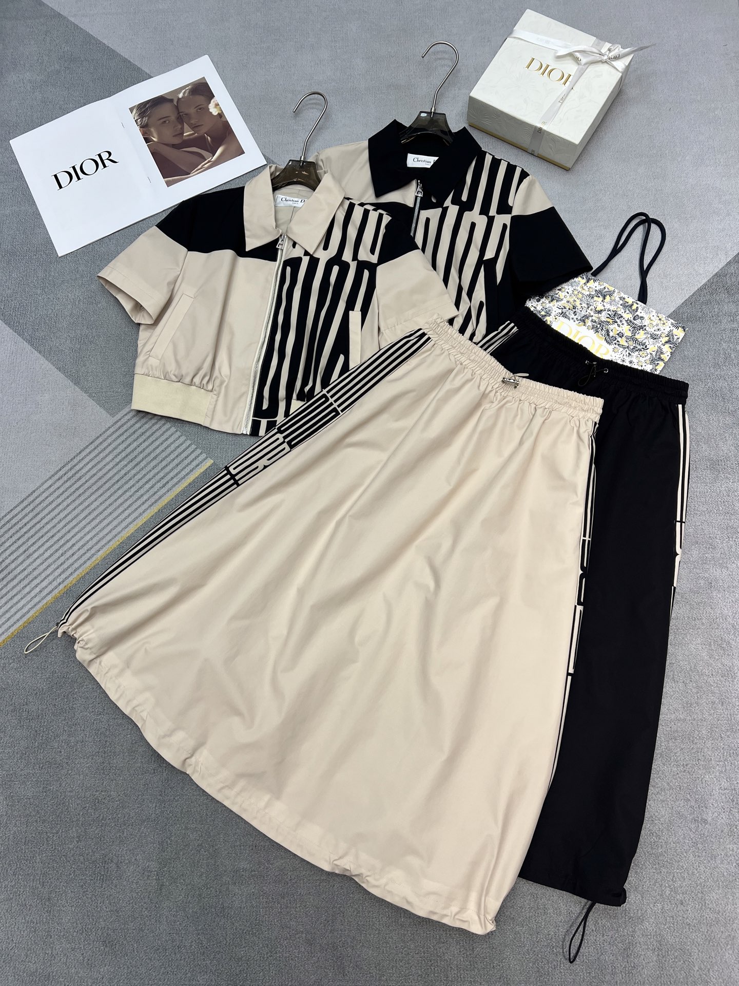 NO:316327,High-quality Dir*2025 summer new suit square collar short-sleeved long umbrella skirt top letter print decorative skirt elastic waist drawstring classic loose buckle paired with left logo letter embroidery decorative style slimming and tolerance large two colors three codes SML, skirts, T-shirt, alexander wang19860909高品质Dir*2025夏季新款套装方领短袖长款伞裙上衣字母印花装饰半裙松紧腰头抽绳经典松拉扣搭配左侧logo字母刺绣装饰版型显瘦包容度大两色三码SML,,skirts,T-shirt,alexander wang,Women's clothing