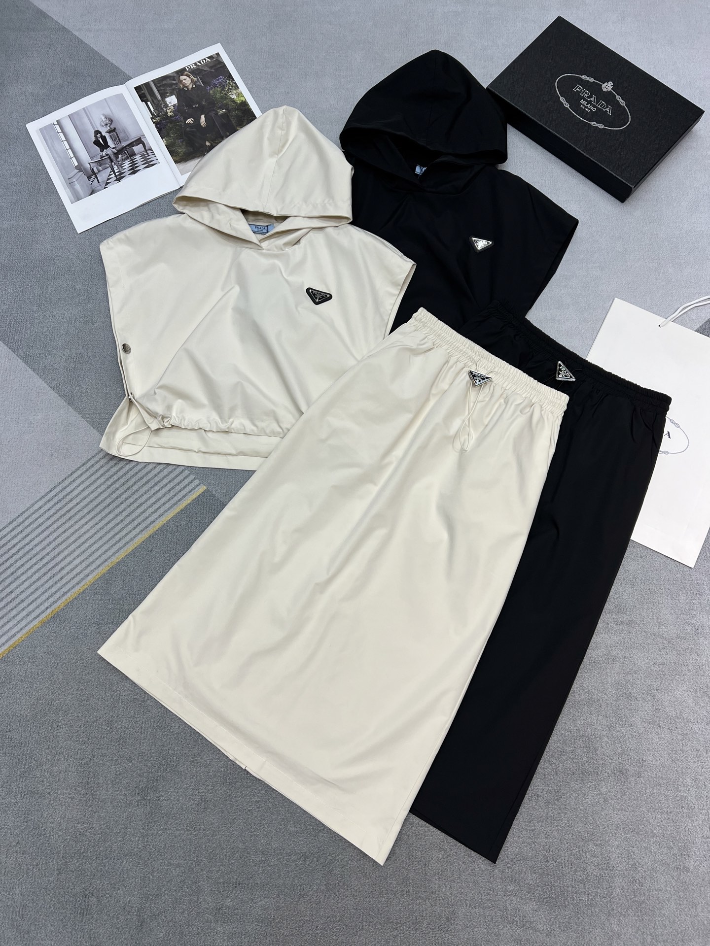 NO:316315,High-quality Prad*2025 new summer suit short-sleeved unique hoodie hat long slimming skirt top left logo design match with buttons and drawstring skirt elastic waist drawstring classic triangle logo matching style to make it look slimming and tolerance large two colors SML, prada, skirts, T-shirt, hats, alexander wang19860909高品质Prad*2025新款夏季套装短袖独特连衣帽子长款瘦身裙上衣左侧logo设计 左右两边搭配纽扣带抽绳半裙松紧腰头抽绳经典三角标搭配版型显瘦包容度大两色SML,,prada,skirts,T-shirt,hats,alexander wang,Women's clothing