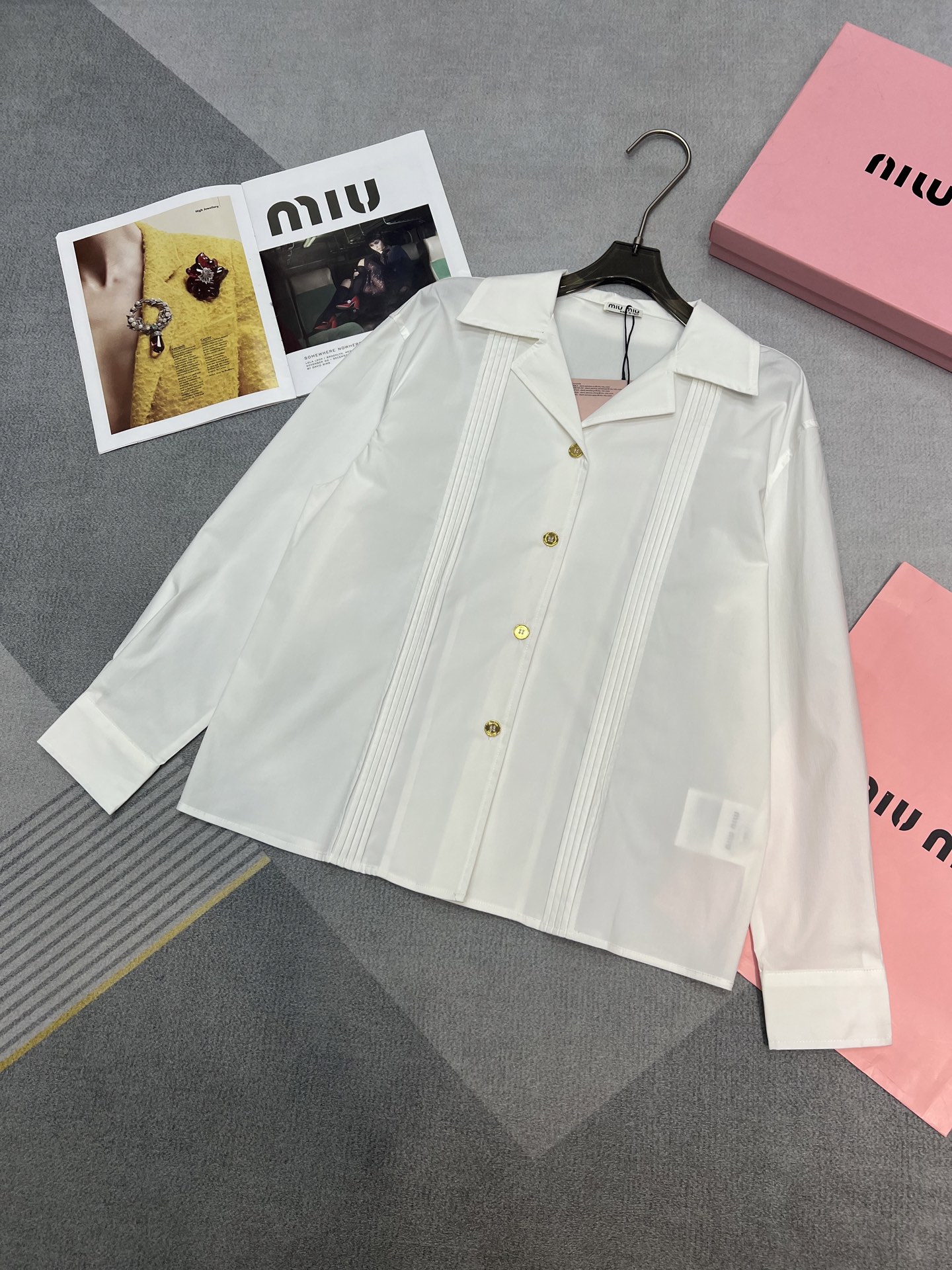 NO:316291,High-quality MIU MI*25 Year Early Spring New Haute Couture Customized Shirts/Special Buttons/SML,,miumiu,shirts,alexander wang19860909高品质MIU MI*25年早春新款高级定制衬衫/特制纽扣/SML,,miumiu,shirts,alexander wang,Women's clothing