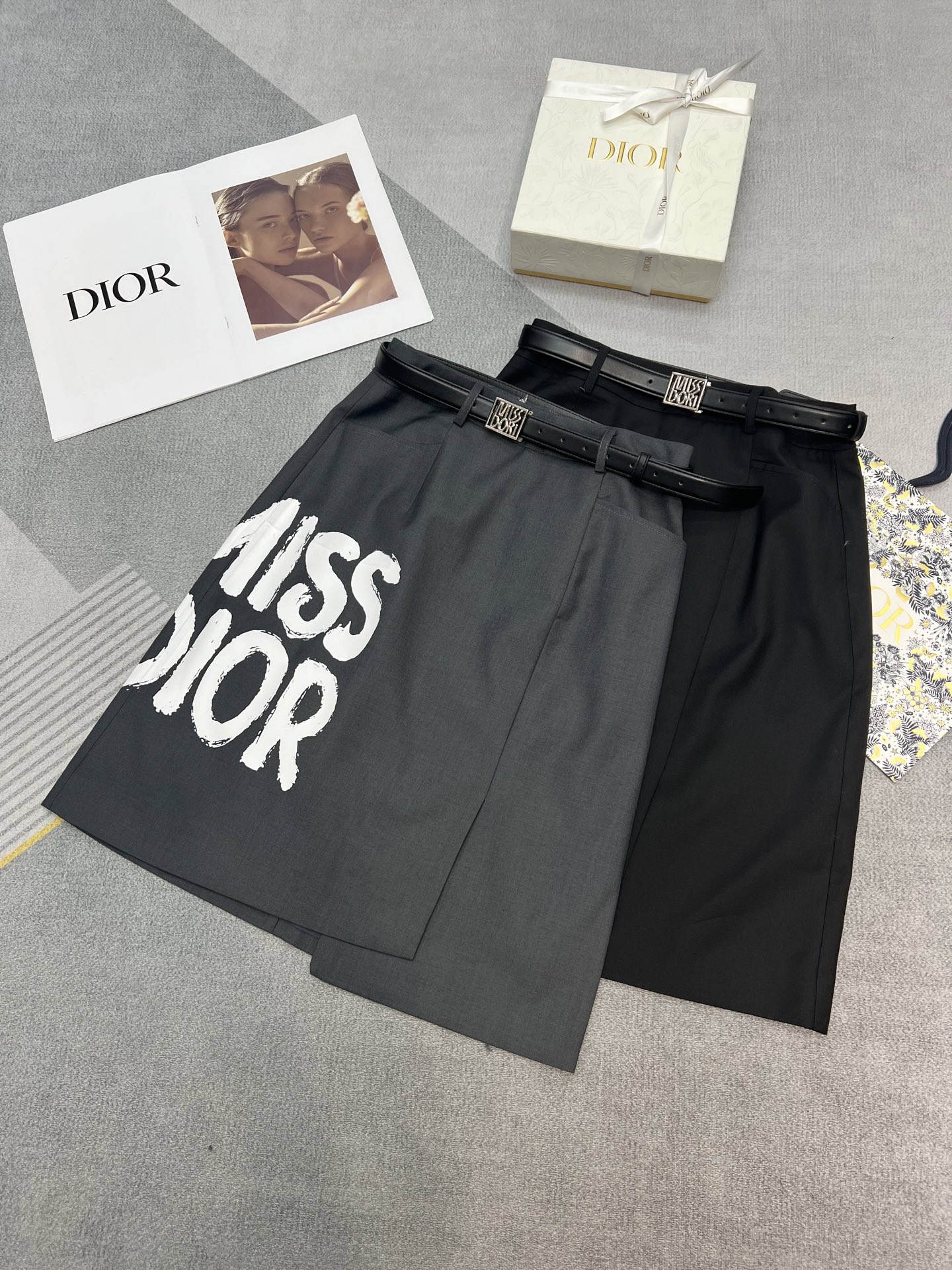 NO:316287,High-quality Dior/Dior 2025 spring and summer new midskirt, side letter printing decoration fashion trend, paired with belt waist high-end and atmospheric, front slit design, 2 colors S, dior, dior, skirts, alexander wang19860909高品质Dior/迪奥2025春夏新款中裙,侧面字母印花装饰时尚潮流,搭配皮带收腰高端大气,前面开叉设计,2色S,,dior,dior,skirts,alexander wang,Women's clothing
