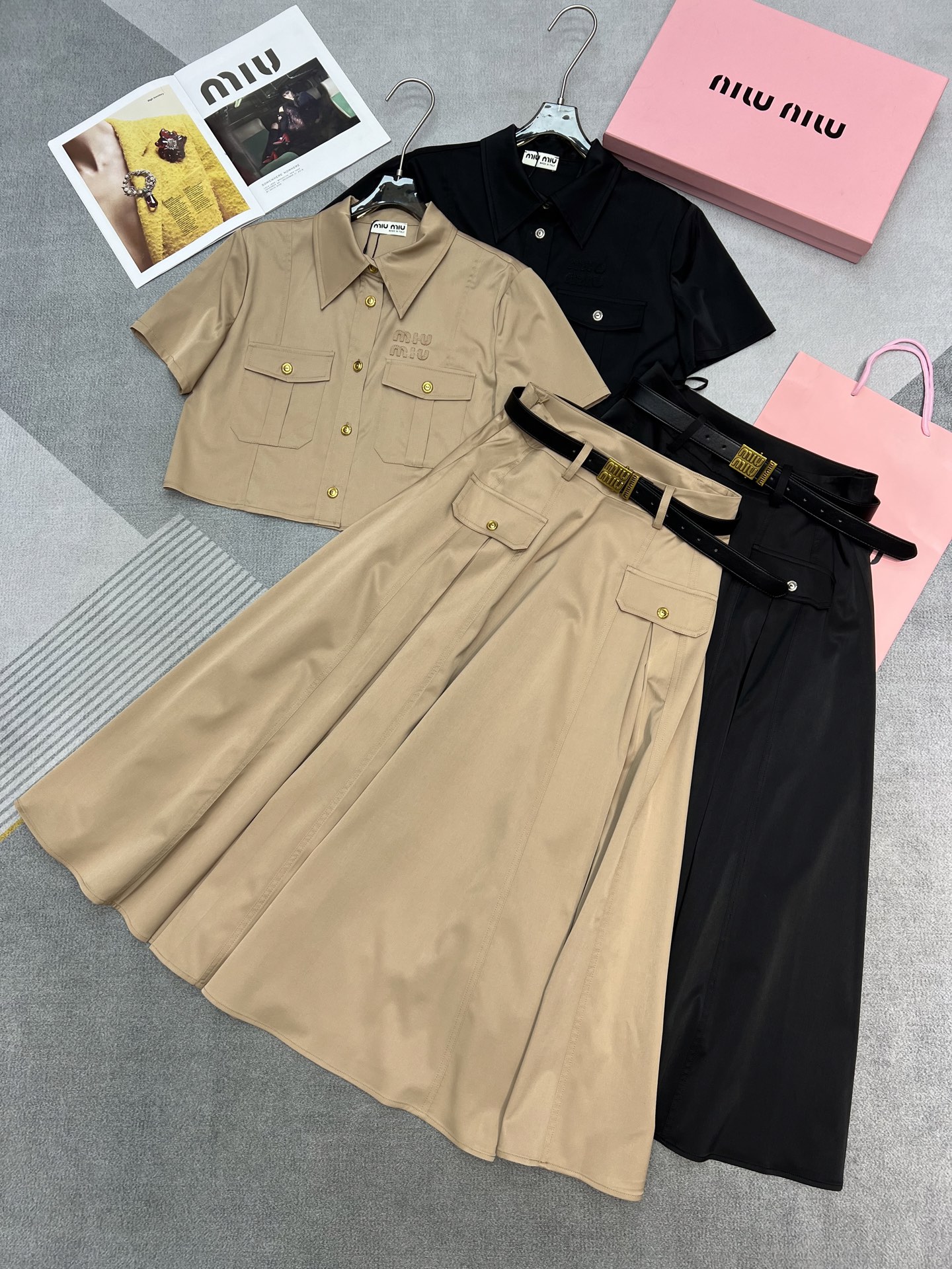 NO:306750,High-quality Miu Miu 2025 summer new suit, lapel short shirt chest pocket embroidery LOGO, A-line pleated skirt with belt, front design bag cover covering the strap to make you look slim, fabric drooping comfortable and high, 2 colors SM, miumiu, skirts, alexander wang19860909高品质Miu Miu 缪缪2025夏季新款套装,翻领短衬衣胸口袋刺绣LOGO,A字褶皱半身裙搭配皮带,前面设计袋盖遮跨显瘦,面料垂感舒适高极,2色SM,,miumiu,skirts,alexander wang,Women's clothing