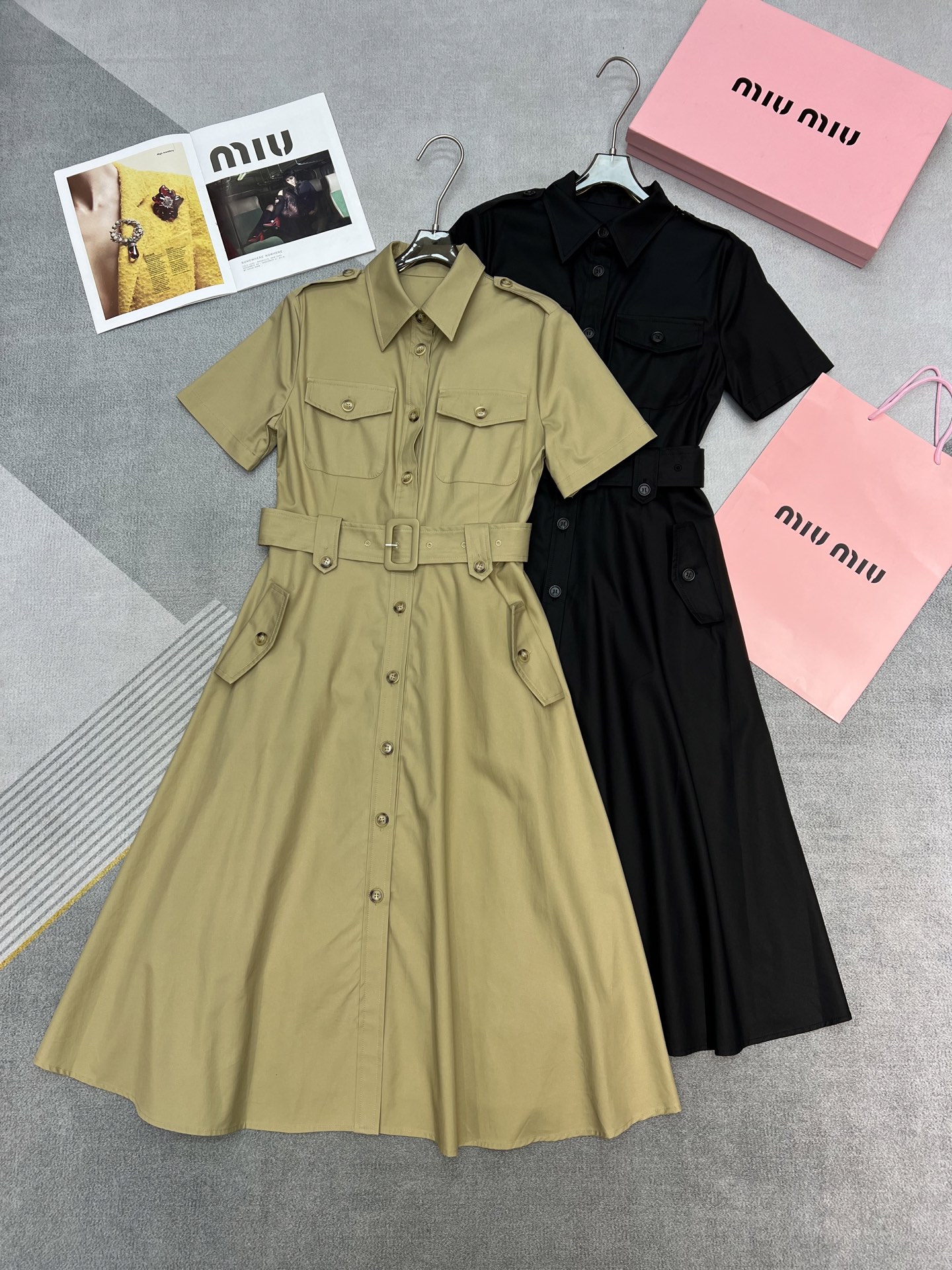 NO:307675,High-quality MiuMi*2025 summer new dress French slim shirt dress pure cotton fabric back letter patch decorative shoulder buckle decoration add layering match belt modify waist flip chest pocket rich body layering two colors, miumiu, skirts, shirts, alexander wang19860909高品质MiuMi*2025夏季新款连衣裙法式修身衬衫连衣裙纯棉面料后背字母贴布装饰肩扣装饰增添层次搭配腰带修饰腰型翻盖胸袋丰富衣身层次两色,,miumiu,skirts,shirts,alexander wang,Women's clothing