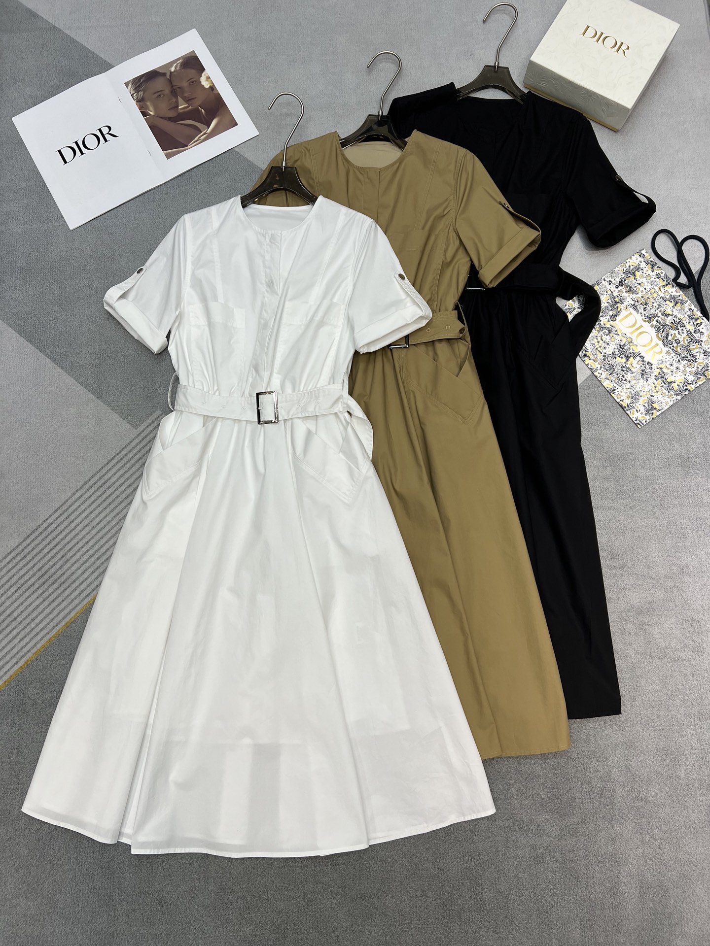 NO:307678,High-quality 2025* niche round neck short sleeves with belted dress sleeve button adjustment Elastic waist Large pocket design Simple and elegant A dress with super inclusiveness Pure cotton fabric High texture Fine workmanship Three-color SML, skirts, T-shirt, alexander wang19860909高品质2025*小众圆领短袖附配腰带连衣裙袖子钮扣调节 松紧腰 大口袋设计 简洁大方 包容性超强的一款连衣裙 纯棉面料 高质感 做工精细 三色SML,,skirts,T-shirt,alexander wang,Women's clothing