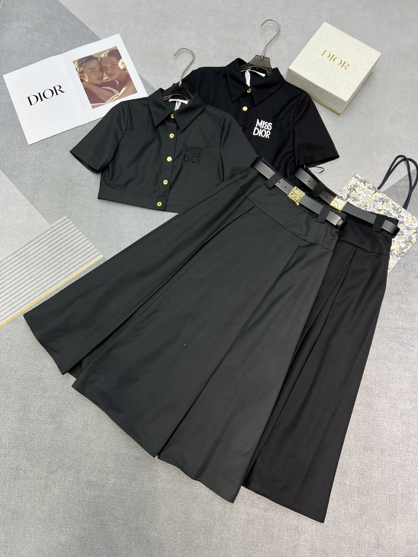 NO:307680,High-quality Dio*/25SS spring and summer new style/short-sleeved shirt   high-waisted skirt suit/breast embroidered logo decoration/match belt/customized metal buttons/high-end custom suit fabric/temperature and elegant fashion/black gray/SML,,dior,skirts,shirts,T-shirts,business suit,alexander wang19860909高品质Dio*/25SS春夏新款/短袖衬衫 高腰半身裙套装/胸前刺绣logo装饰/搭配腰带/定制金属纽扣/高级定制西装面料/气质优雅时尚款/黑色 灰色/SML,,dior,skirts,shirts,T-shirt,business suit,alexander wang,Women's clothing