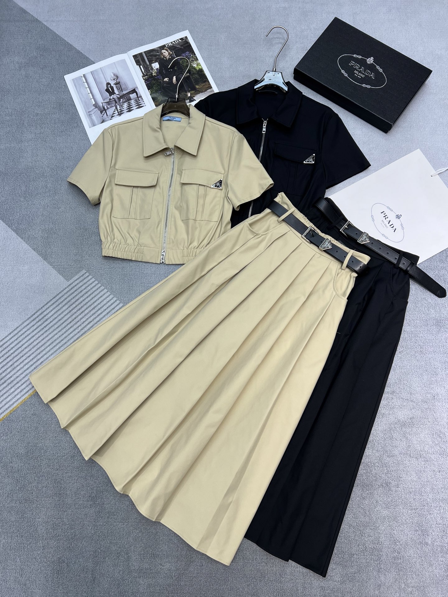 NO:307683,High-quality PRADA2025 spring and summer new short-sleeved polo collar double zipper high-sensored work top high-waist pleated skirt suit chest pocket classic triangle decoration with belt brown black SMp, prada, skirts, T-shirt, alexander wang19860909高品质PRADA2025春夏新款短款短袖polo领双拉链高级感工装上衣高腰百褶半身裙套装胸前口袋经典三角牌装饰搭配腰带咖色黑色SMp,,prada,skirts,T-shirt,alexander wang,Women's clothing