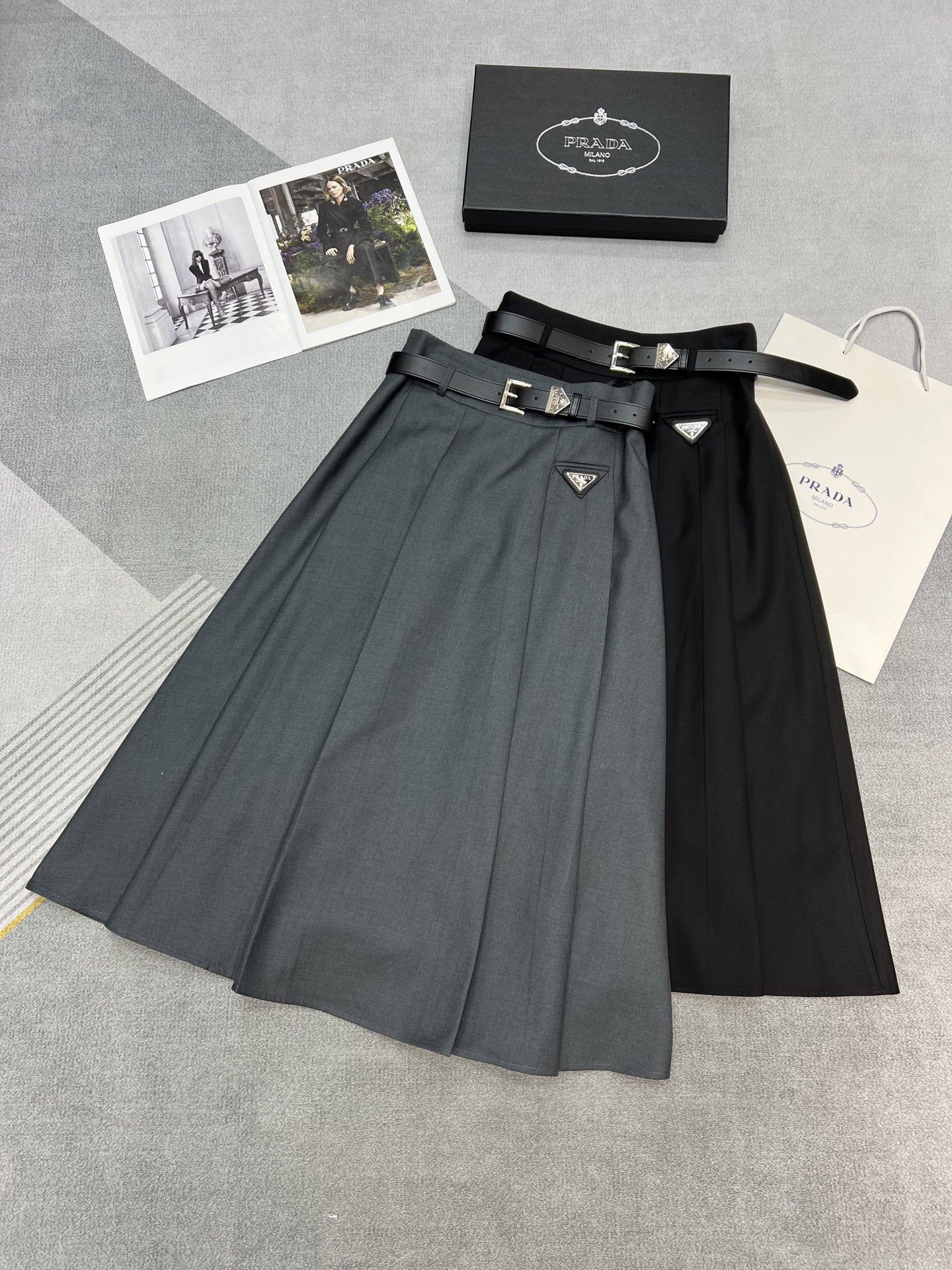 NO:307708,High-quality Prad*25-year early spring new skirt/triangle brand logo design extra big brand style/matched with high-end custom belt/gray black SML, prada, skirts, alexander wang19860909高品质Prad*25年早春新款半裙/三角牌Logo设计特大牌范/搭配高级定制腰带/灰色黑色SML,,prada,skirts,alexander wang,Women's clothing