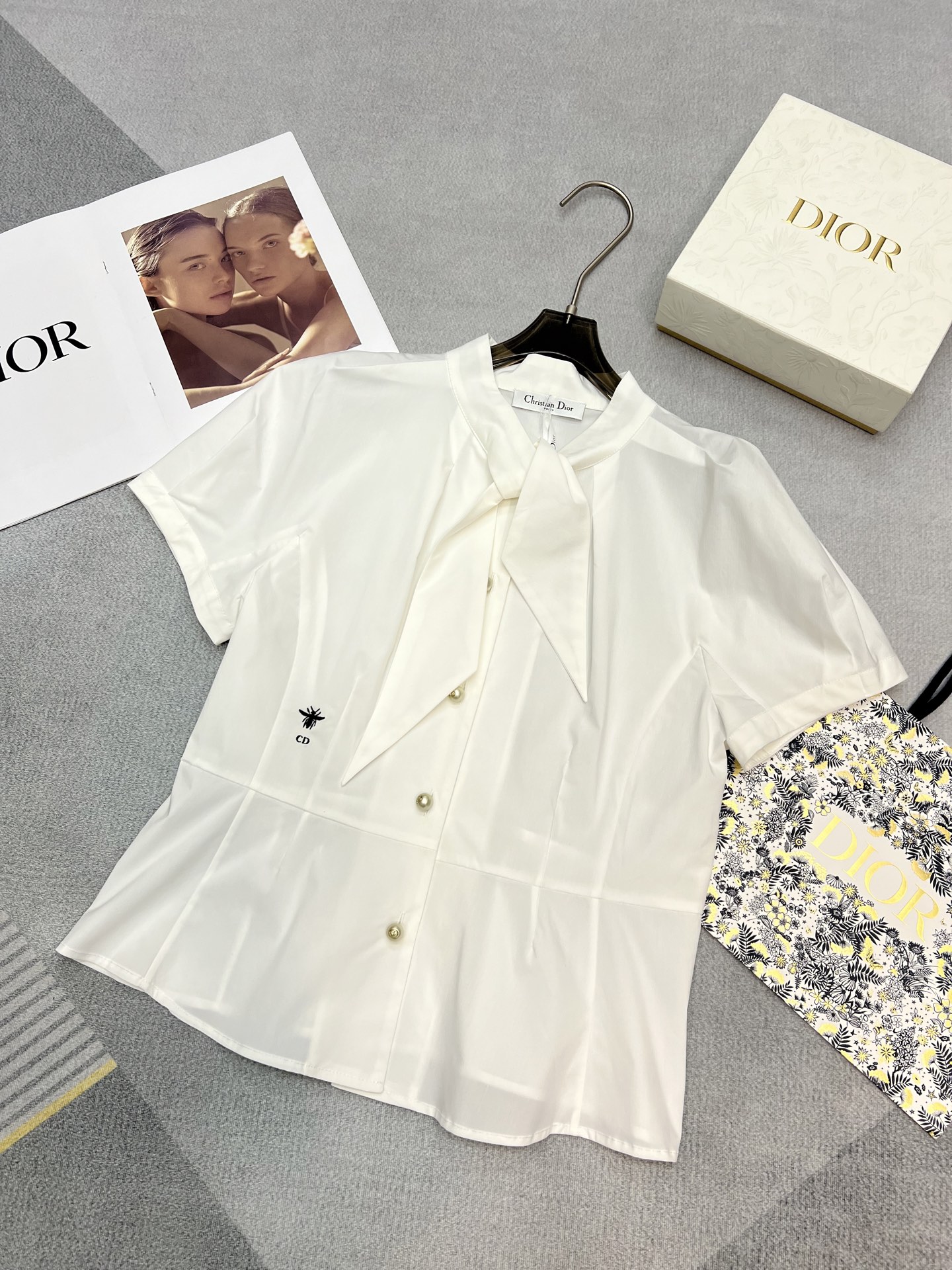 NO:307685,High-quality Dio*25 Year Early Spring New High-quality Customized Streamer Ribbon Bow-Close Waist Slimming Shirt/Custom Buttons/Little Bee Embroidery/SML,,dior,shirts,alexander wang19860909高品质Dio*25年早春新款高级定制飘带系蝴蝶结收腰显瘦衬衫/定制纽扣/小蜜蜂刺绣/SML,,dior,shirts,alexander wang,Women's clothing