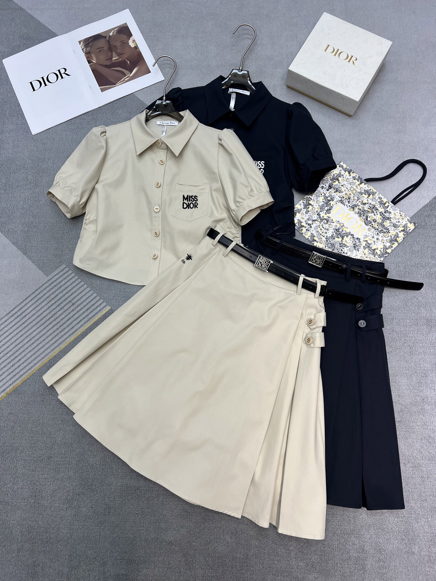 NO:307697,High-quality Dior/Dior 2025 summer new suit, lapel short shirt waist-hugging design embroidery LOGO, skirt with belt and pleated sides design side embroidery little bee high-end, overall effect is fashionable, 2 colors SML, dior, dior, skirts, alexander wang19860909高品质Dior/迪奥2025夏装新款套装,翻领短衬衣收腰设计刺绣LOGO ,半身裙子配皮带两侧褶皱设计侧边刺绣小蜜蜂高级,整体效果洋气时尚,2色SML,,dior,dior,skirts,alexander wang,Women's clothing