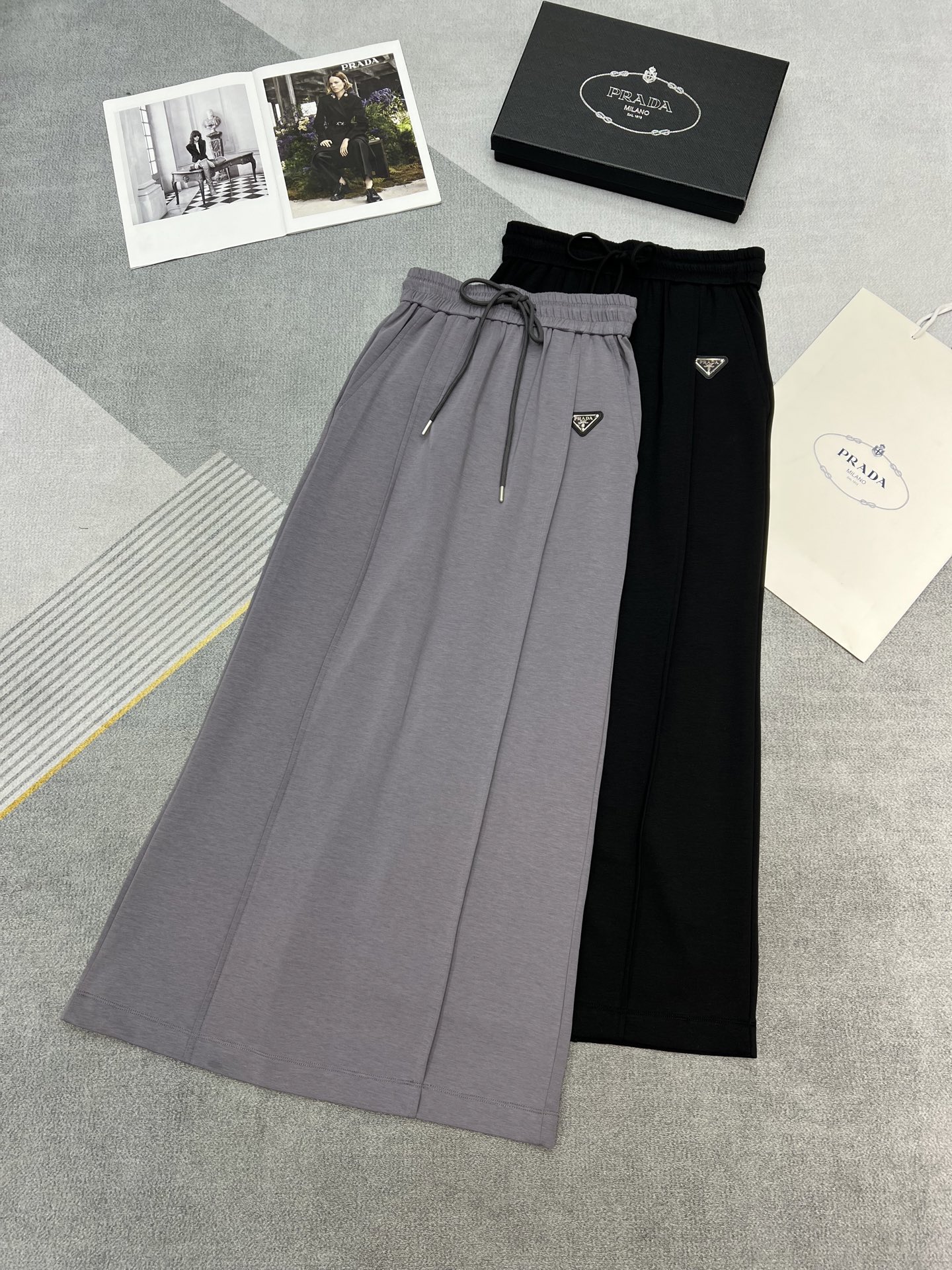 NO:307701,High-quality Prad*25-year early spring new straight skirt/fabric soft and comfortable breathable/elastic waist design/gray black SML, prada, skirts, alexander wang19860909高品质Prad*25年早春新款直筒半裙/面料柔软舒适透气/松紧腰设计/灰色黑色SML,,prada,skirts,alexander wang,Women's clothing