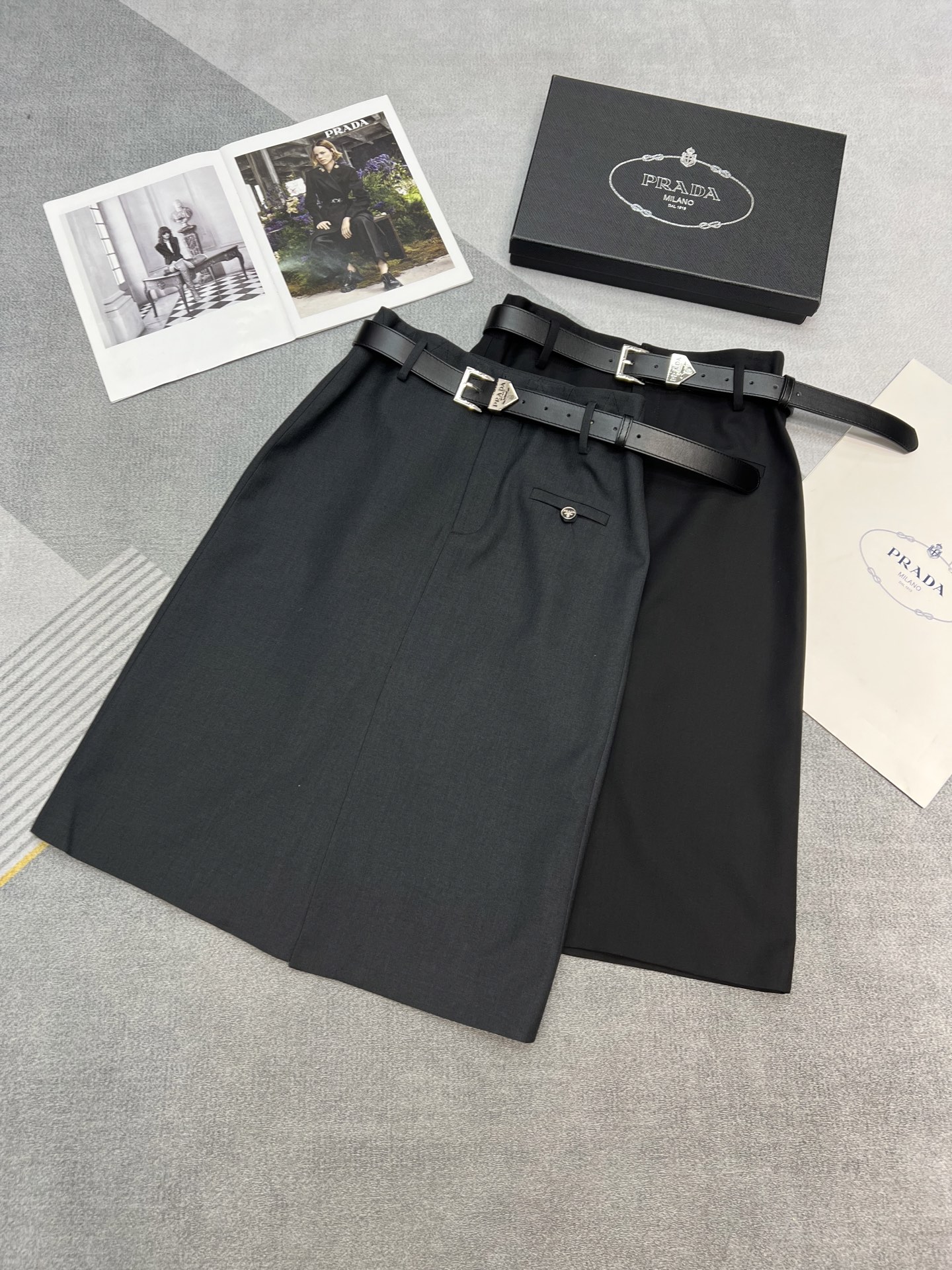 NO:307711,High-quality Prad*25-year early spring new skirt/front and rear double slit design/matched with high-end belt/gray black SML, prada, skirts, alexander wang19860909高品质Prad*25年早春新款半裙/前后双开衩设计/搭配高级腰带/灰色黑色SML,,prada,skirts,alexander wang,Women's clothing