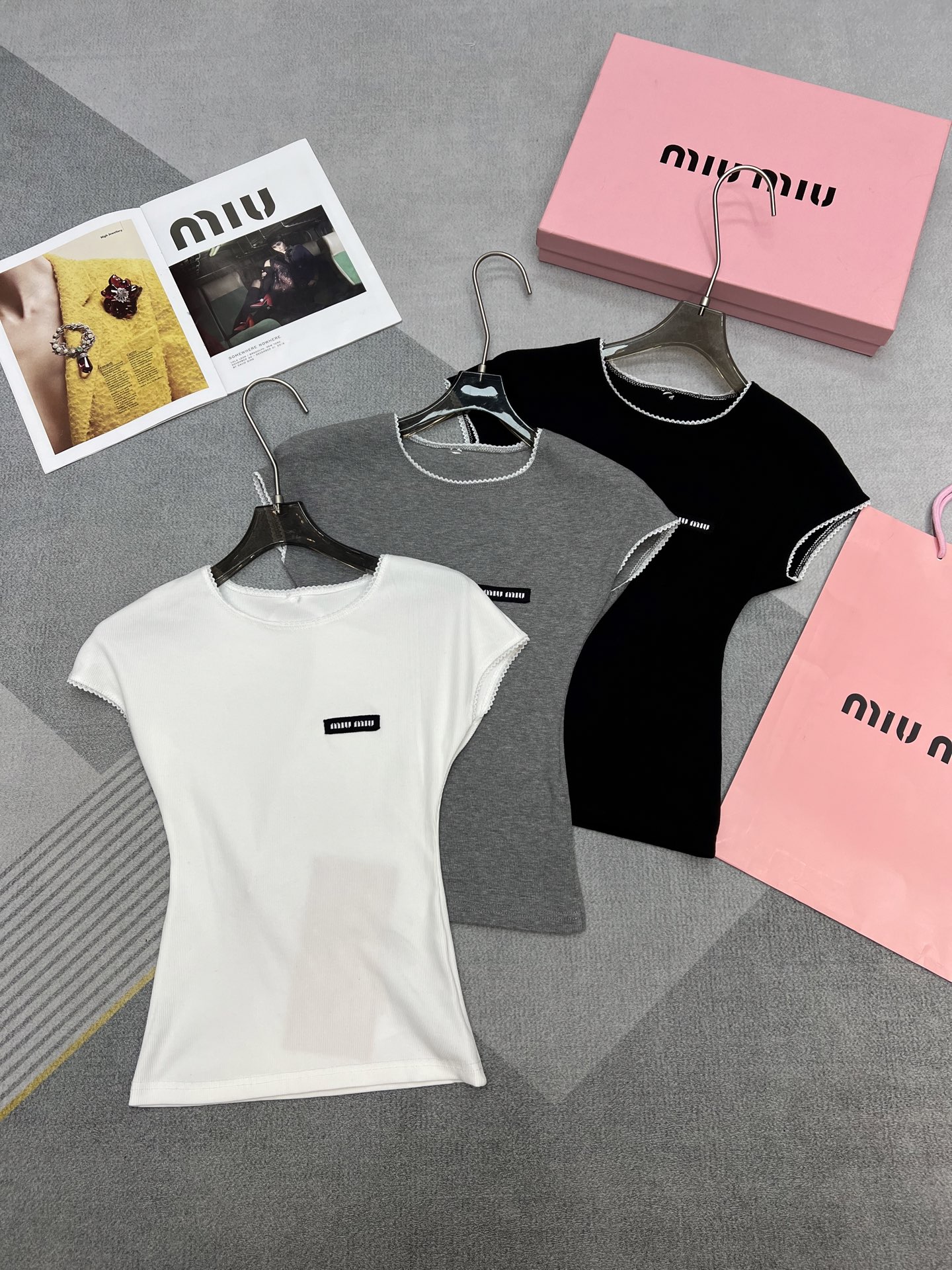 NO:308287,Miu early spring new lace short-sleeved T-shirt slim fit small style gray, white and black 3 color code SML, miumiu, T-shirt, tees, t-shirt, alexander wang19860909Miu早春新款拼蕾丝边短袖T恤修身小版型灰白黑3色码数SML,,miumiu,T-shirt,tees，t-shirt,alexander wang,Women's clothing