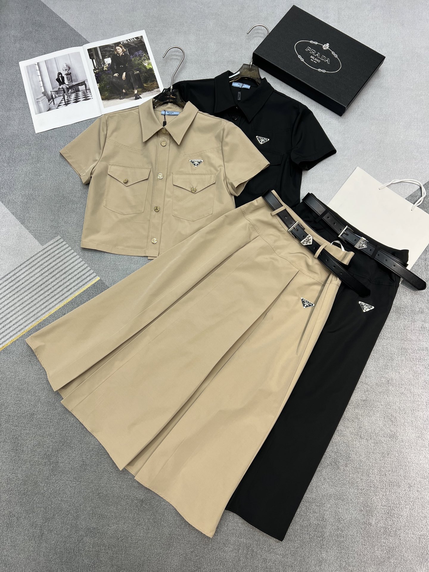 NO:308270,High-quality PRADA Prada 2025 summer new suit, lapel short shirt, chest fit bag cover nail triangle logo, A-line skirt with belt front pleated design fashionable and unique, 2 colors SML, prada, prada, skirts, alexander wang19860909高品质PRADA普拉达2025夏季新款套装,翻领短衬衣胸前贴合袋盖钉三角标,A字摆半身裙配皮带前面压褶设计时尚独特,2色SML,,prada,prada,skirts,alexander wang,Women's clothing