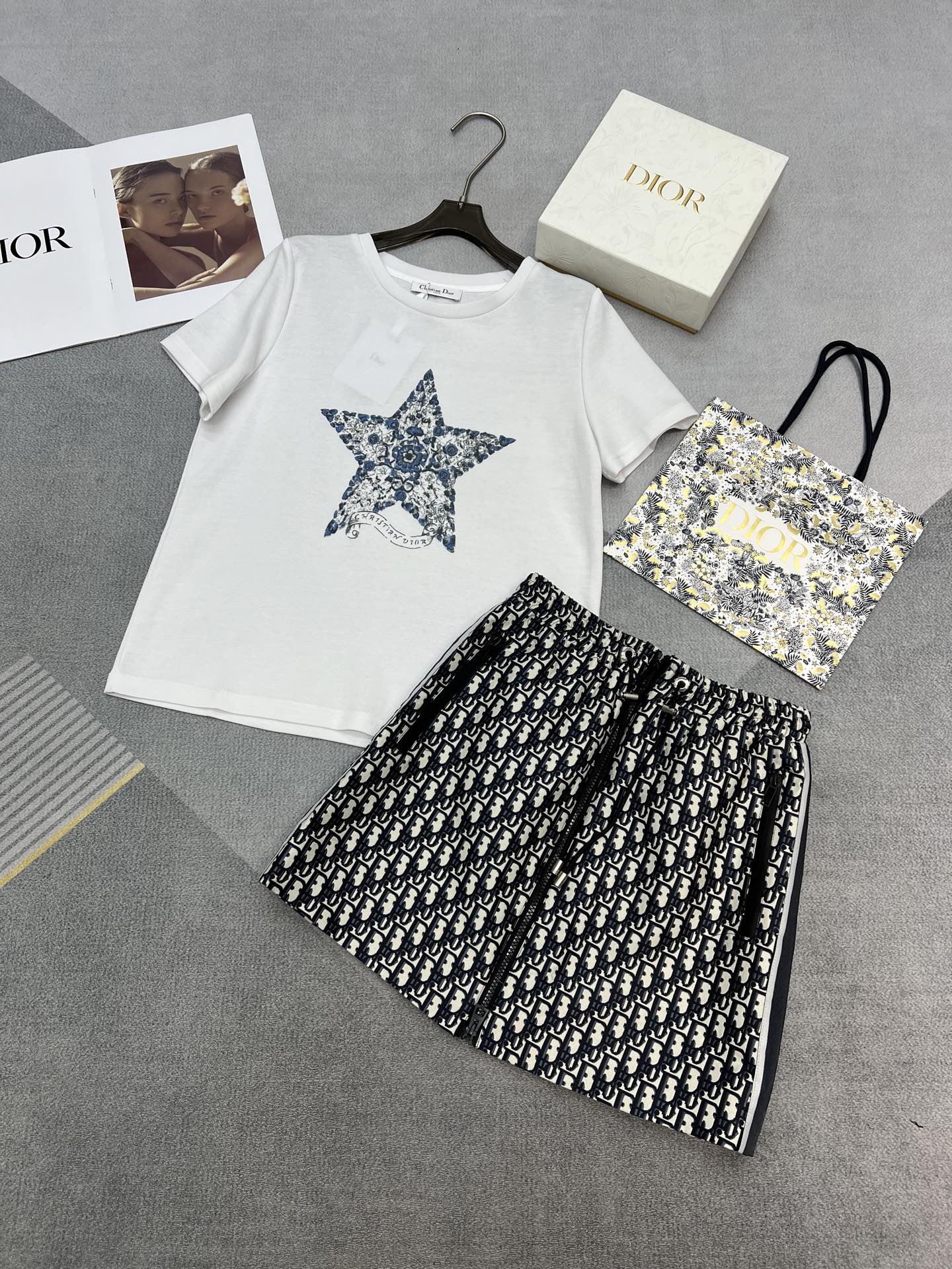 NO:309423,High-quality DIOR 2025 summer new suit, white T-print star pattern fashion trend, paired with classic jacquard short skirt side LOGO webbing, elastic waist drawstring design, front zipper design is easy to put on and take off, 1 color SM, dior, dior, skirts, alexander wang19860909高品质DIOR迪奥2025夏装新款套装,白T印星星图案时尚潮流,搭配经典提花短裙侧边LOGO织带,松紧腰抽绳设计,前面拉链设计穿脱方便,1色SM,,dior,dior,skirts,alexander wang,Women's clothing