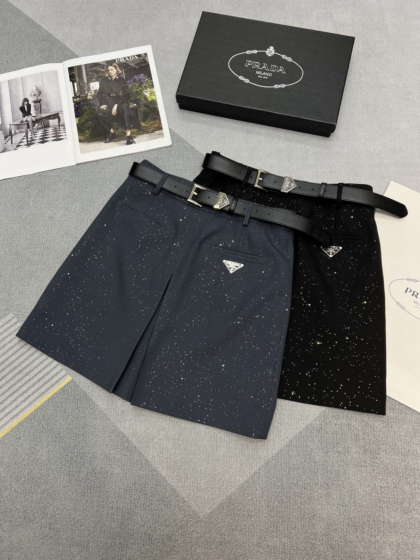 NO:309397,High-quality Prad*25-year early spring new silver dot small sequin skirt/triangle brand logo design/matched with high-end custom belt/gray black SM, prada, skirts, alexander wang19860909高品质Prad*25年早春新款银光点小亮片半裙/三角牌Logo设计/搭配高级定制腰带/灰色黑色SM,,prada,skirts,alexander wang,Women's clothing