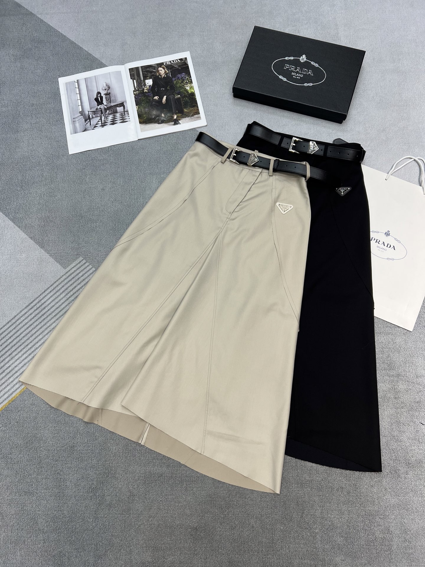 NO:309401,High-quality Prad*25-year early spring new skirt/triangle brand logo design/matched with high-end custom belt/apricot black SML, prada, skirts, alexander wang19860909高品质Prad*25年早春新款半裙/三角牌Logo设计/搭配高级定制腰带/杏色黑色SML,,prada,skirts,alexander wang,Women's clothing