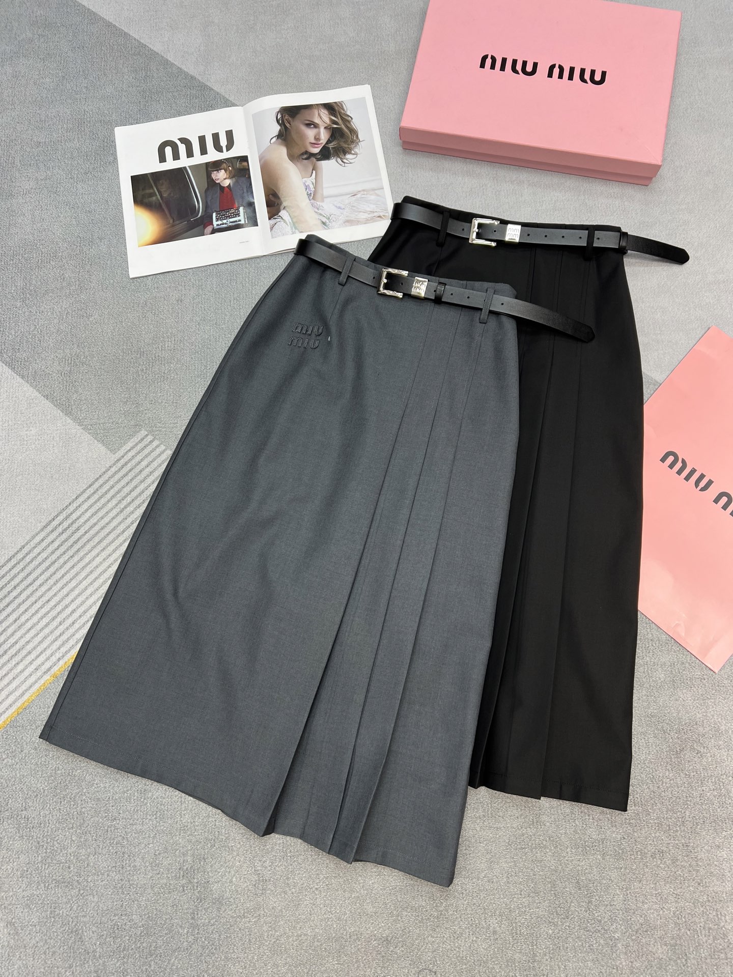 NO:309417,High-quality MIU Mi* 25-year early spring new skirt/Paired with high-end belt/Slim-fitting and slim/Grey black SM, Miumiu, skirts, alexander wang19860909高品质MIU Mi*25年早春新款半裙/搭配高级腰带/上身修身显瘦/灰色黑色SM,,miumiu,skirts,alexander wang,Women's clothing