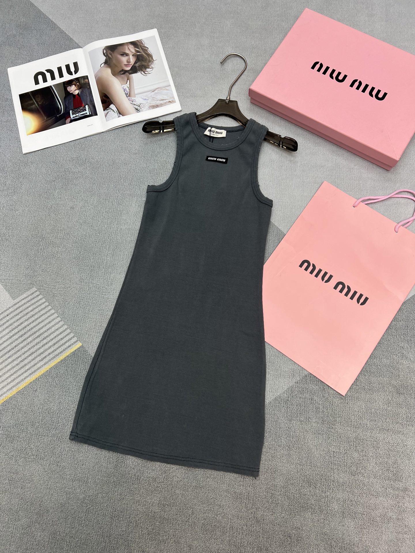 NO:309894,miumi*2025 early spring new threaded cotton elastic dress, this is a very elegant dark green. This dark green is a special color in the early spring of 25. It is very versatile and white, and it is very versatile. It can show off your figure. The collar and cuffs have abrasion effect and the number of yards; SML, miumiu, skirts, alexander wang19860909miumi*2025早春新款螺纹棉弹力连衣裙,这是一款很高雅的墨绿色,这个墨绿色是二五早春的一个特调颜色,很百搭很显白,非常能展示身材的百搭单品,领口袖口都有磨破效果,码数；SML,,miumiu,skirts,alexander wang,Women's clothing