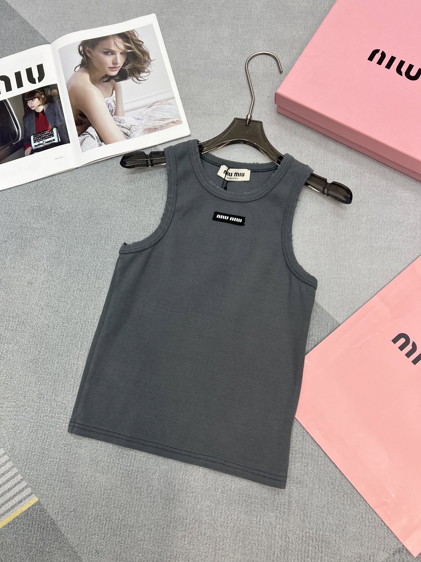 NO:309890,*25 Spring and Summer New Fried Color Washing Appliance Letter Vest Casual and exquisite design style, slim silhouette and threaded knitted texture interpret the relaxed and comfortable femininity, and the contrasting color of the chest is decorated with a logo that adds iconic elements. It is simple and high-end, highlighting the fashion trend. The yarn is delicate and tight, and the upper body is not soft and glutinous!  SML, alexander wang19860909*25春夏新炒色洗水贴布字母背心 休闲而精致的设计风格,修身廓形与螺纹针织纹理演绎轻松自在的女性气质,胸前撞色嵌花徽标平添标志性元素.简单而高级感,彰显时尚潮流.纱线细腻紧密,上身不扎身软糯 ！ 码数SML,,alexander wang,Women's clothing