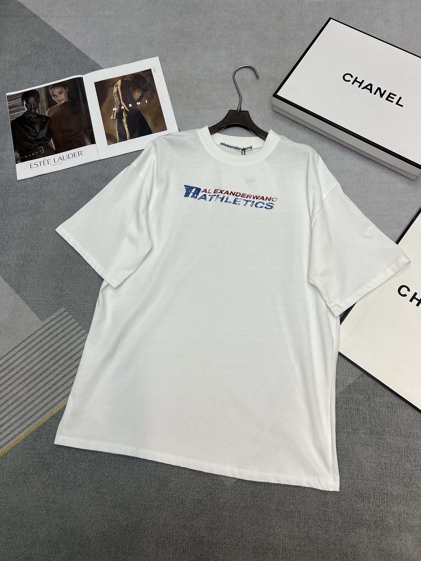 NO:309886,25SS Spring and summer new AW King old letter T-shirt loose casual version, hidden meat full score super versatile, beautiful and high-quality visual sense, blue and red letter old printed letter design is too cool, the style is the same, pure cotton fabric is super comfortable and the upper body is very good, it is not picky at all, full of casual and energetic, couples can wear SML, alexander wang,tees, t-shirt, alexander wang1986090925SS 春夏新款 AW大王做旧字母T恤 宽松休闲版 藏肉满分超级百搭 美高即视感 蓝色红色字母做旧印花字母设计太酷啦版型裁剪都一致 纯棉面料超舒服上身超好滴 完全不挑人的一款 休闲活力满满 情侣可穿 码数SML,,alexander wang,tees，t-shirt,alexander wang,Women's clothing