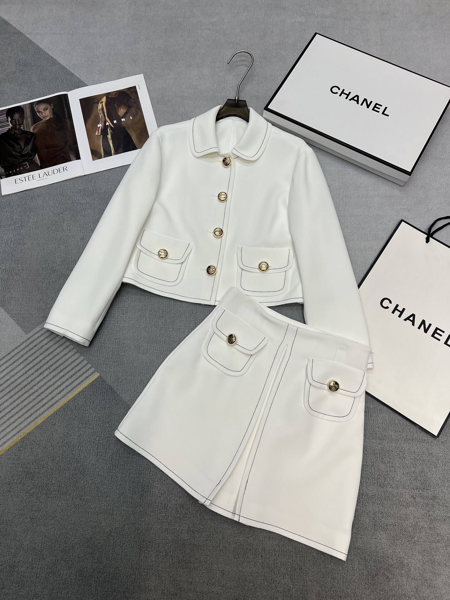 NO:309882,Jacket SML skirt 250 quality sa*dro 2025 early spring series Simple and atmospheric white suit is very suitable for spring outfits A set with black bright line outlines Three-dimensional tailoring Heavy industry custom sd buttons A set of real temperament full score SML, skirts, jackets & coats, alexander wang19860909外套 SML半裙250品质sa*dro 2025早春系列 简约及大气的白色套装 太适合入春穿搭啦 一套搭配黑色明线勾勒轮廓 立体剪裁 重工定制sd纽扣 一套真的气质满分 SML,,skirts,jackets & coats,alexander wang,Women's clothing