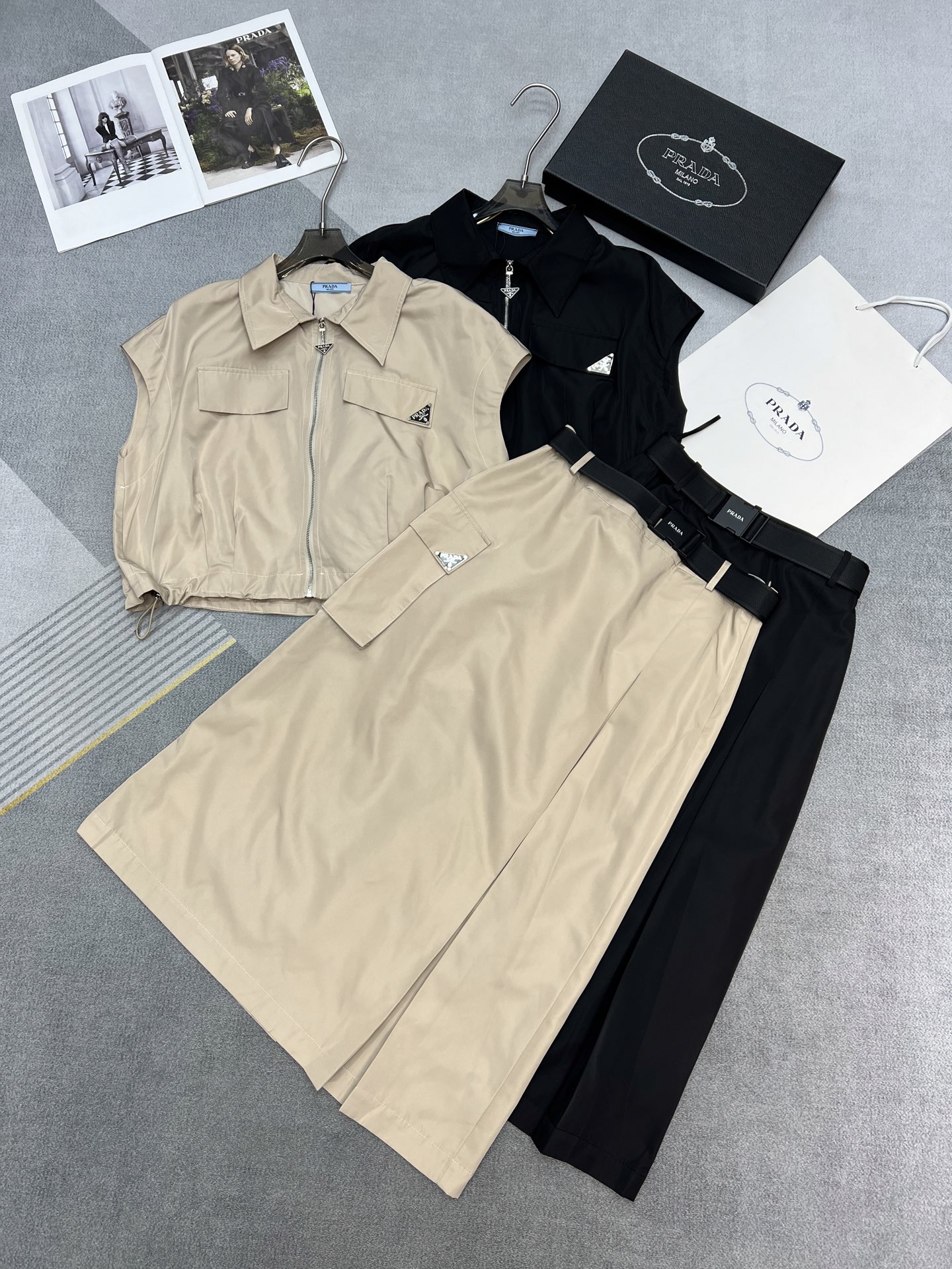 NO:309878,High-quality PRADA2025 summer new product set, lapel zipper short top shoulder-falling design, drawstring on the bottom can adjust the waist, side pockets of work skirts, buckle fabric belt, overall fashion trend,,,prada, skirts,alexander wang19860909高品质PRADA2025夏装新品套装,翻领拉链短上衣落肩设计,下边抽绳可以调节收腰,工装裙侧边口袋,搭配插扣织物腰带,整体时尚潮流,,,prada,skirts,alexander wang,Women's clothing
