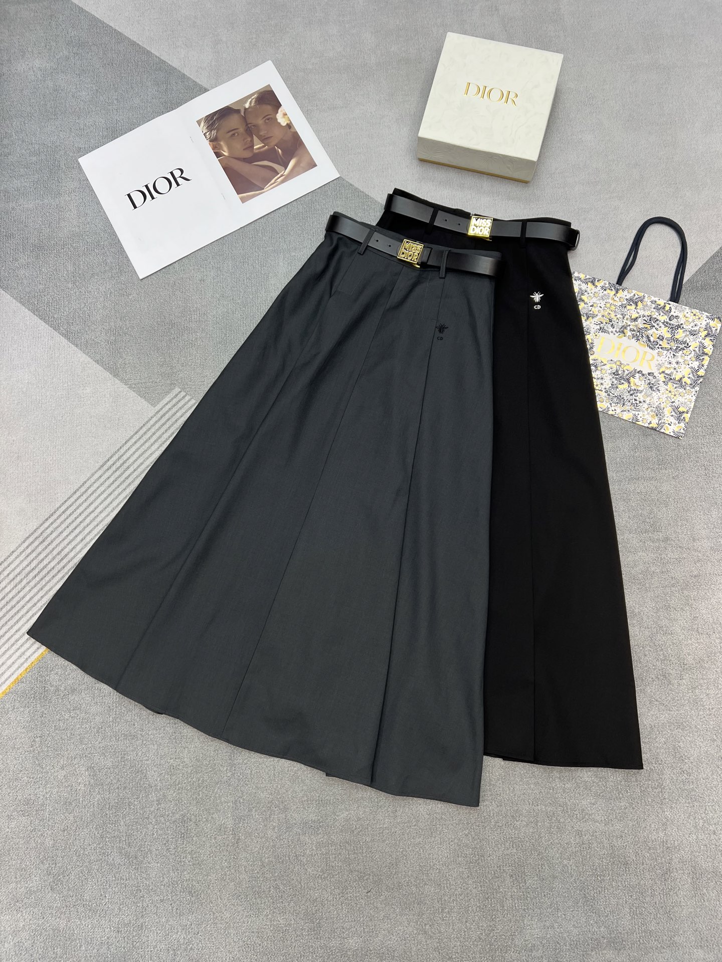 NO:310411,High-quality Dio*/25SS spring and summer new high-waisted pleated skirt/classic embroidered bee decoration/matched belt/oversize skirt/super-size skirt/stylish style/high-end feel/two-color three-code SM, dior, skirts, alexander wang19860909高品质Dio*/25SS春夏新款高腰压褶半身裙/经典刺绣小蜜蜂装饰/搭配腰带/超大裙/版型超好／气质名媛风/高级感满满/两色三码SM,,dior,skirts,alexander wang,Women's clothing